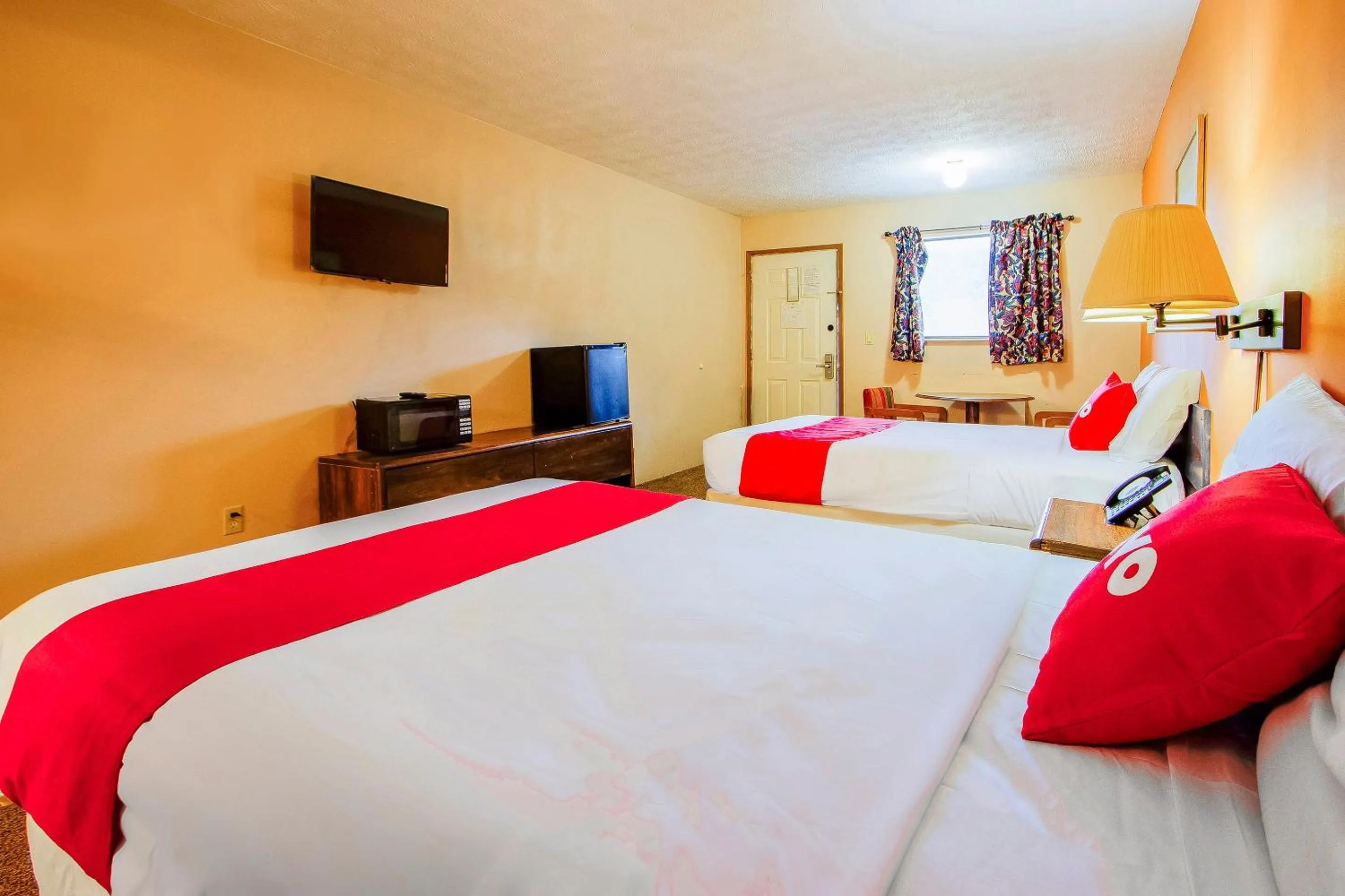 Bedroom, Bed in OYO Hotel Chapmanville Inn, WV - Hwy 119