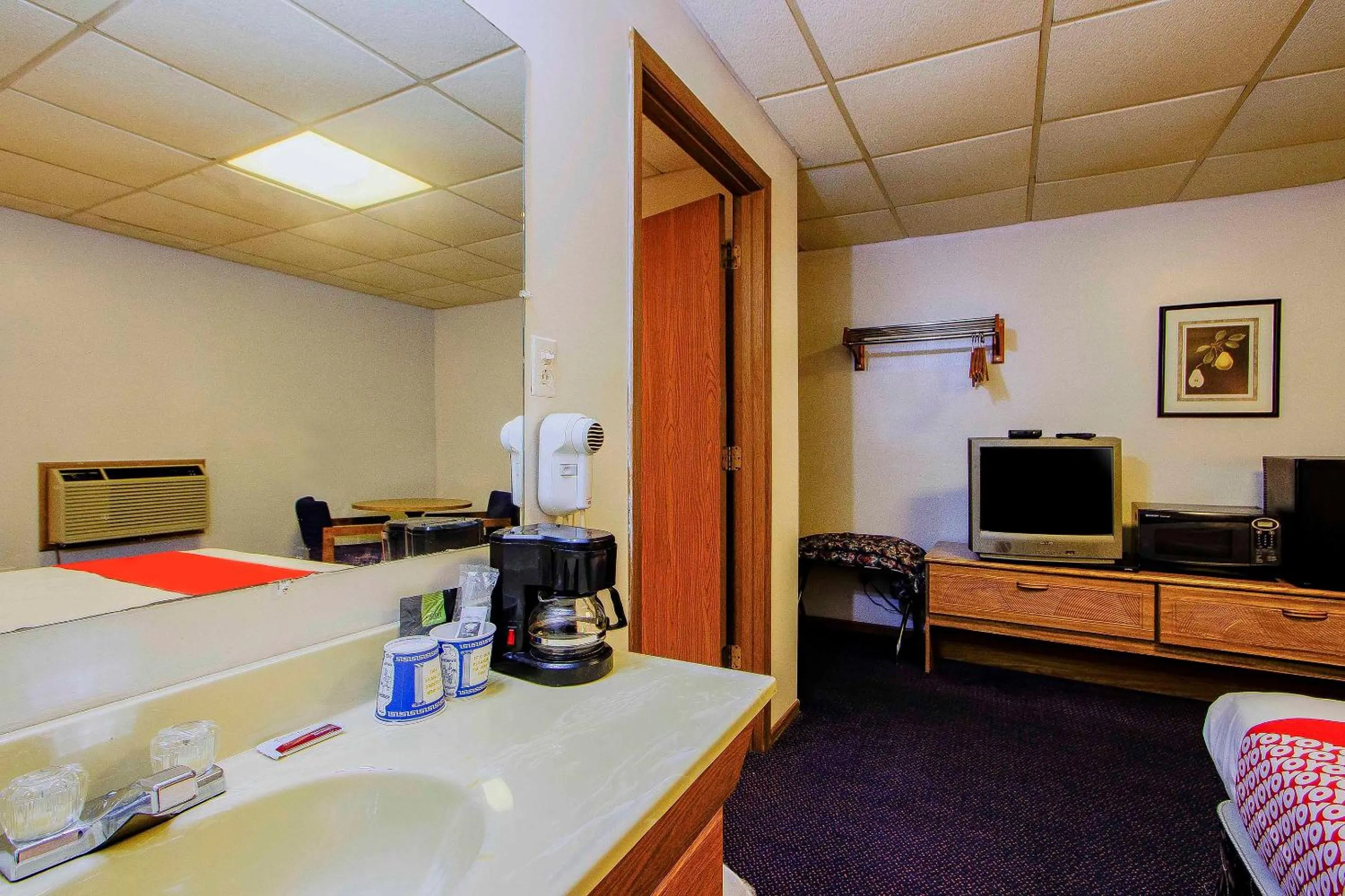 Bedroom, Bed in OYO Hotel Chapmanville Inn, WV - Hwy 119