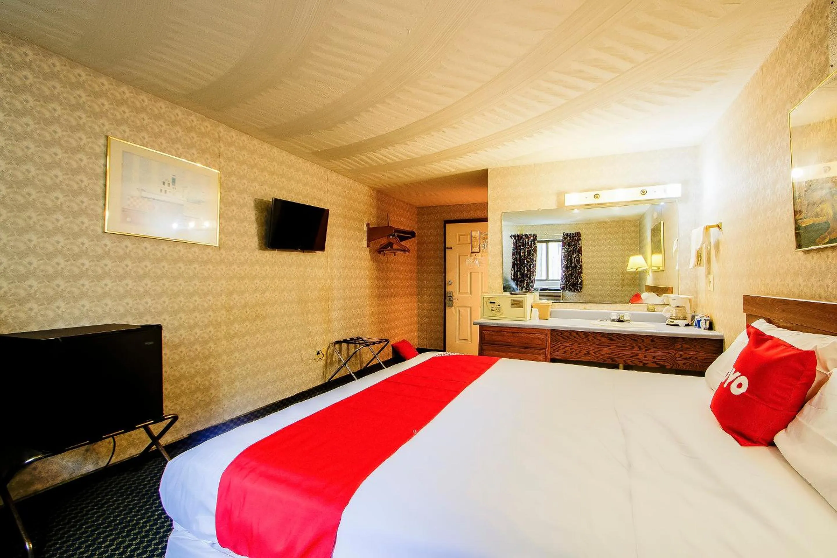 Bedroom, Bed in OYO Hotel Chapmanville Inn, WV - Hwy 119