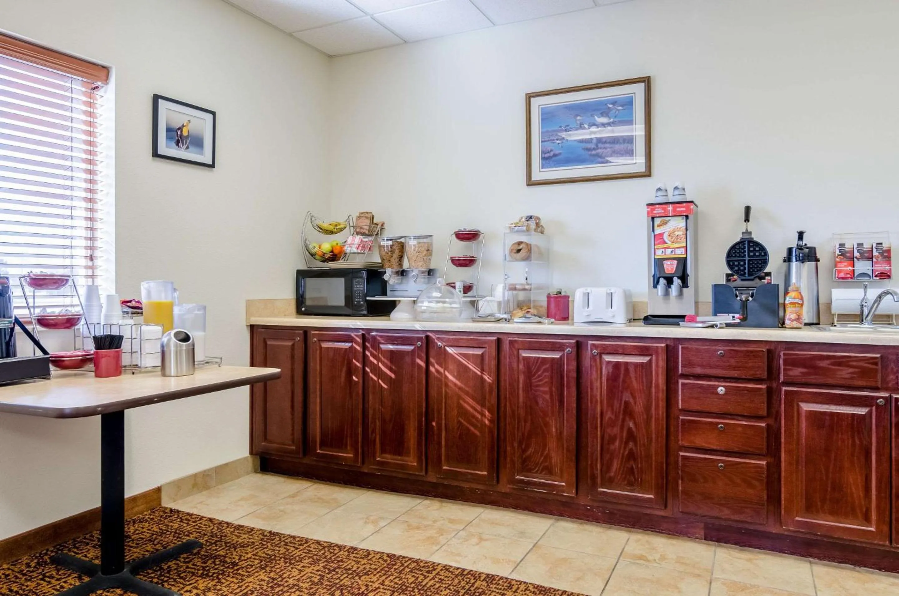 On site, Kitchen/Kitchenette in Rodeway Inn & Suites Hoisington
