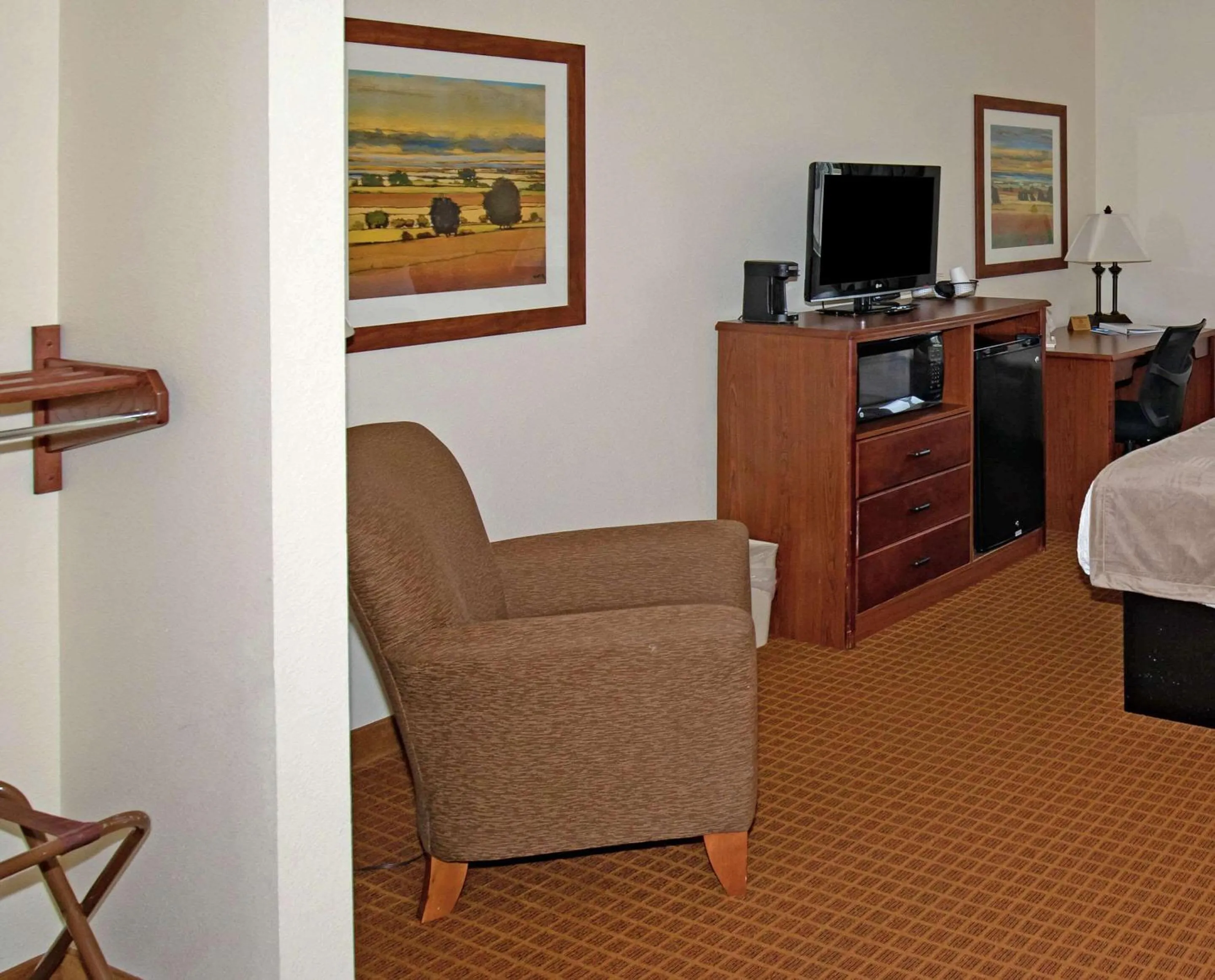 Photo of the whole room, Seating Area in Rodeway Inn & Suites Hoisington