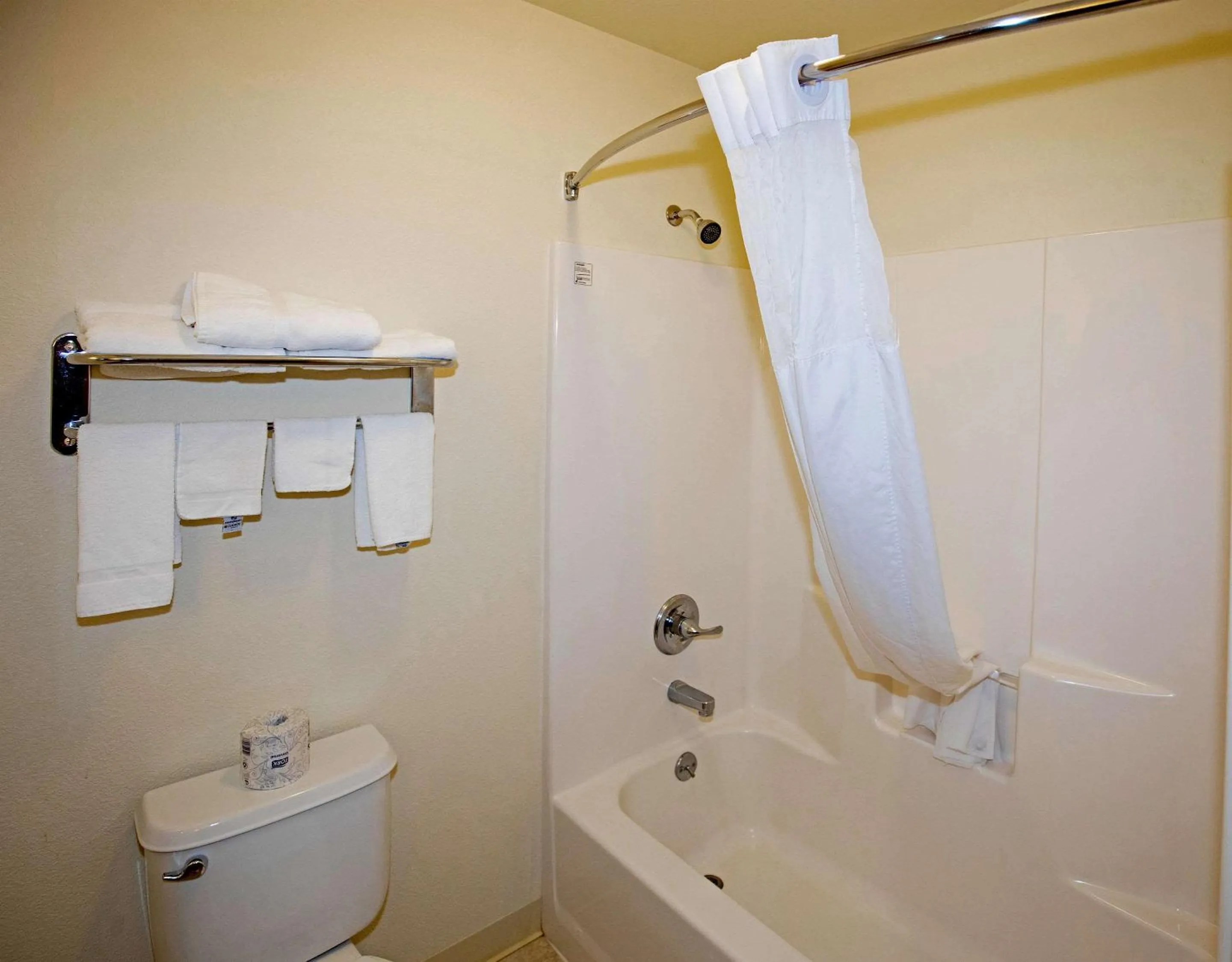 Bathroom in Rodeway Inn & Suites Hoisington