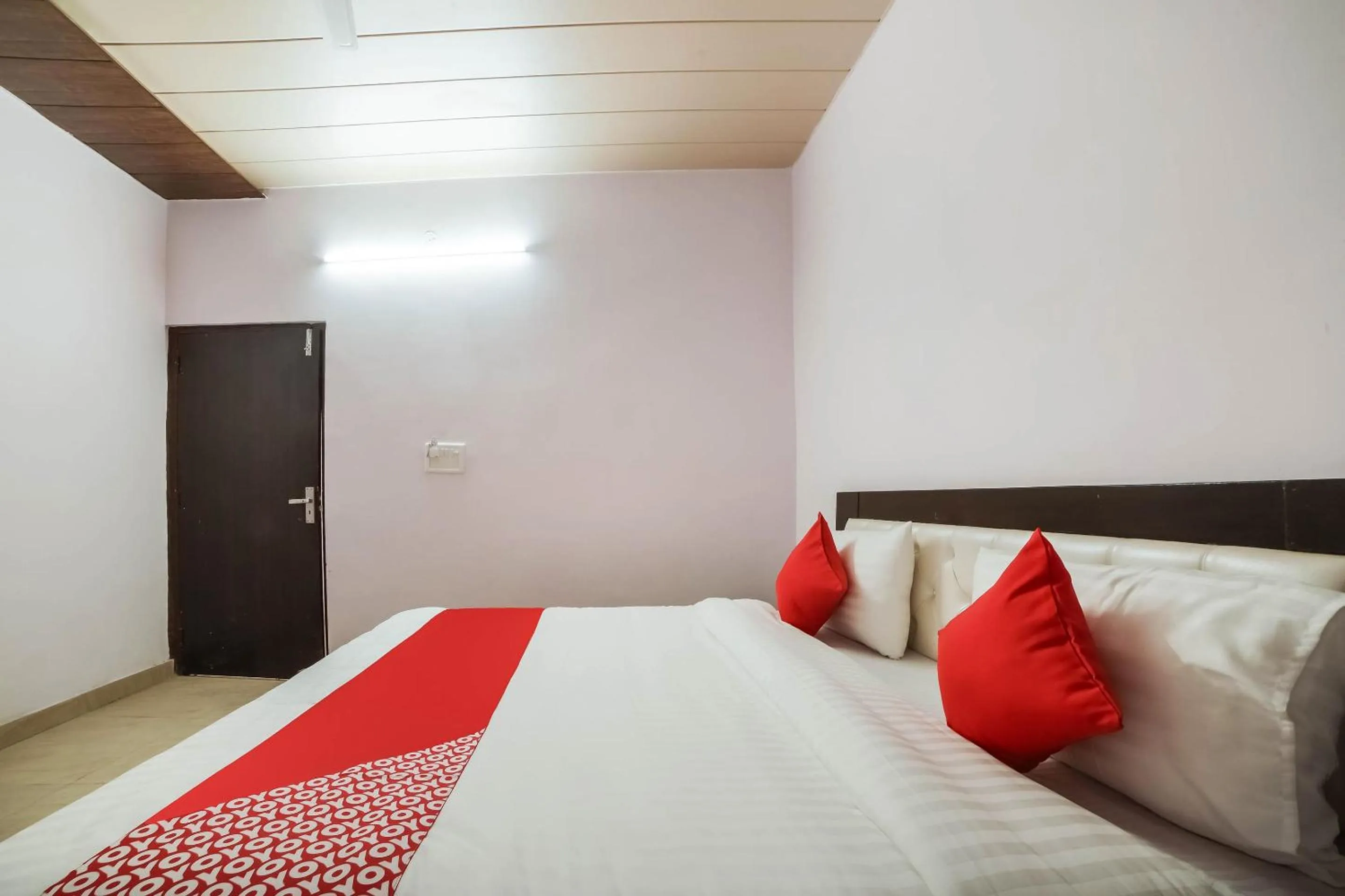 Facade/entrance, Bed in OYO Kl Khari Inn