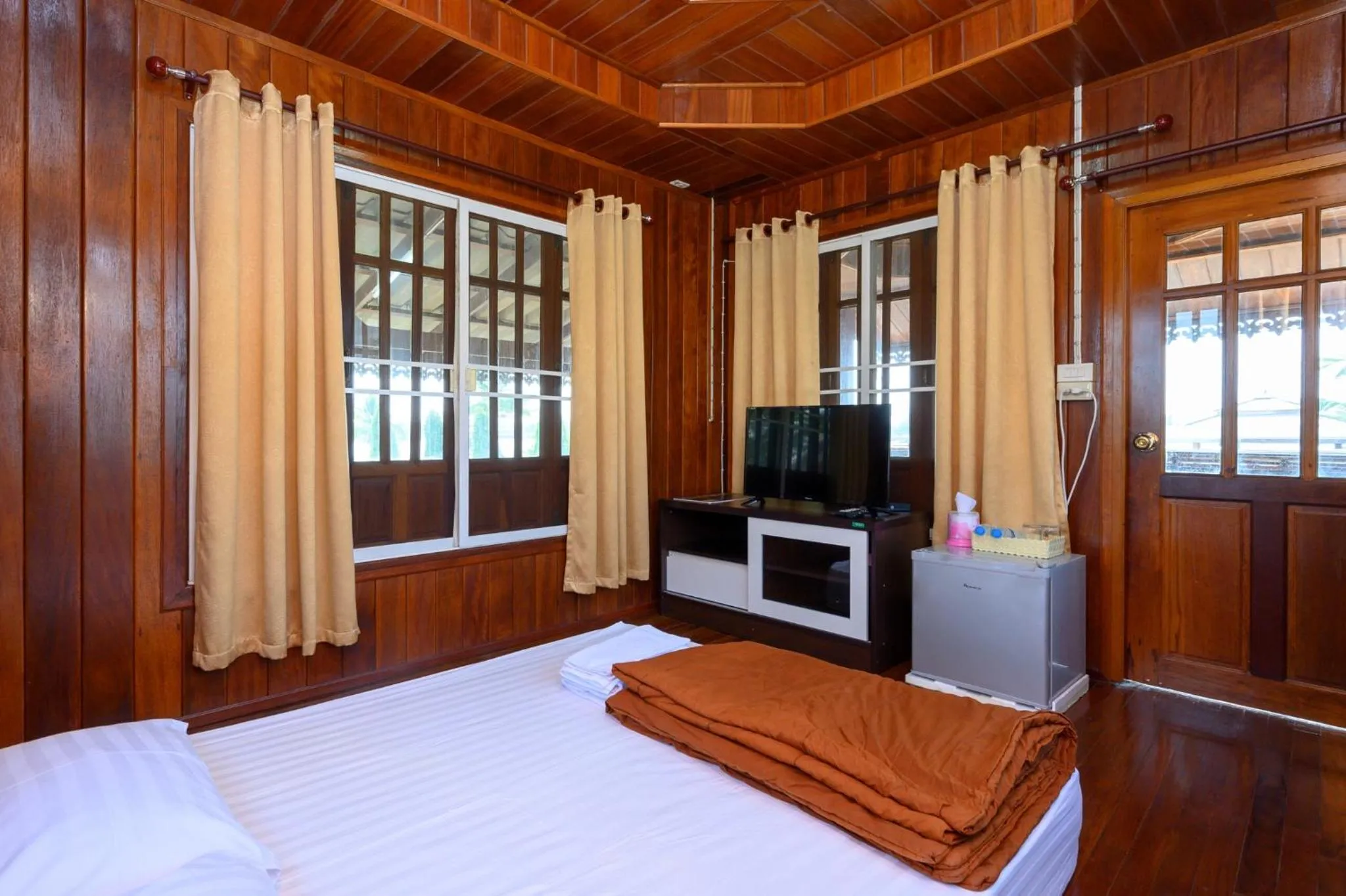 Photo of the whole room, Bed in Beung Sampathuan Nakornchaisri Resort