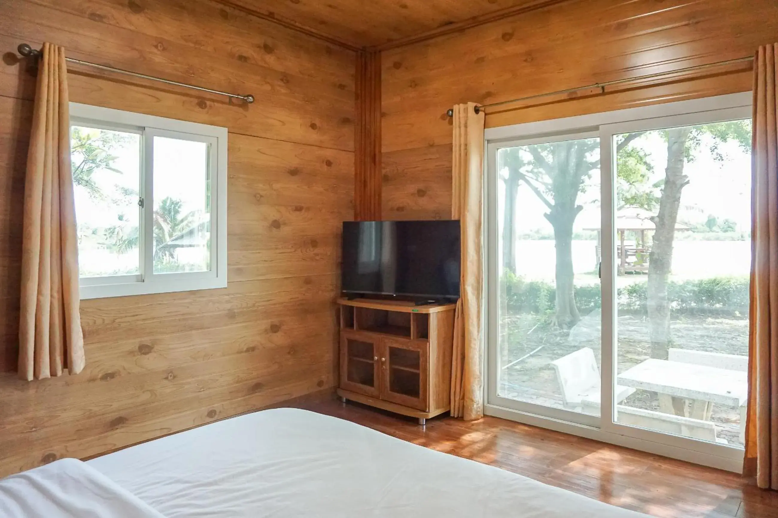 TV and multimedia, Bed in Beung Sampathuan Nakornchaisri Resort TV and multimedia, Bed in Beung Sampathuan Nakornchaisri Resort