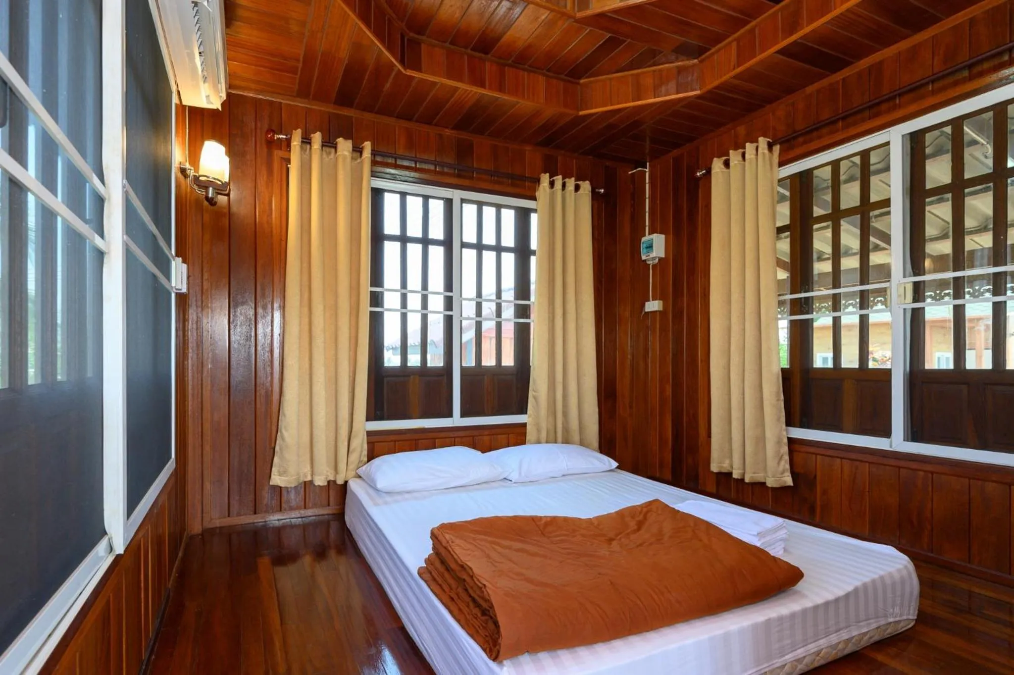 Bed in Beung Sampathuan Nakornchaisri Resort