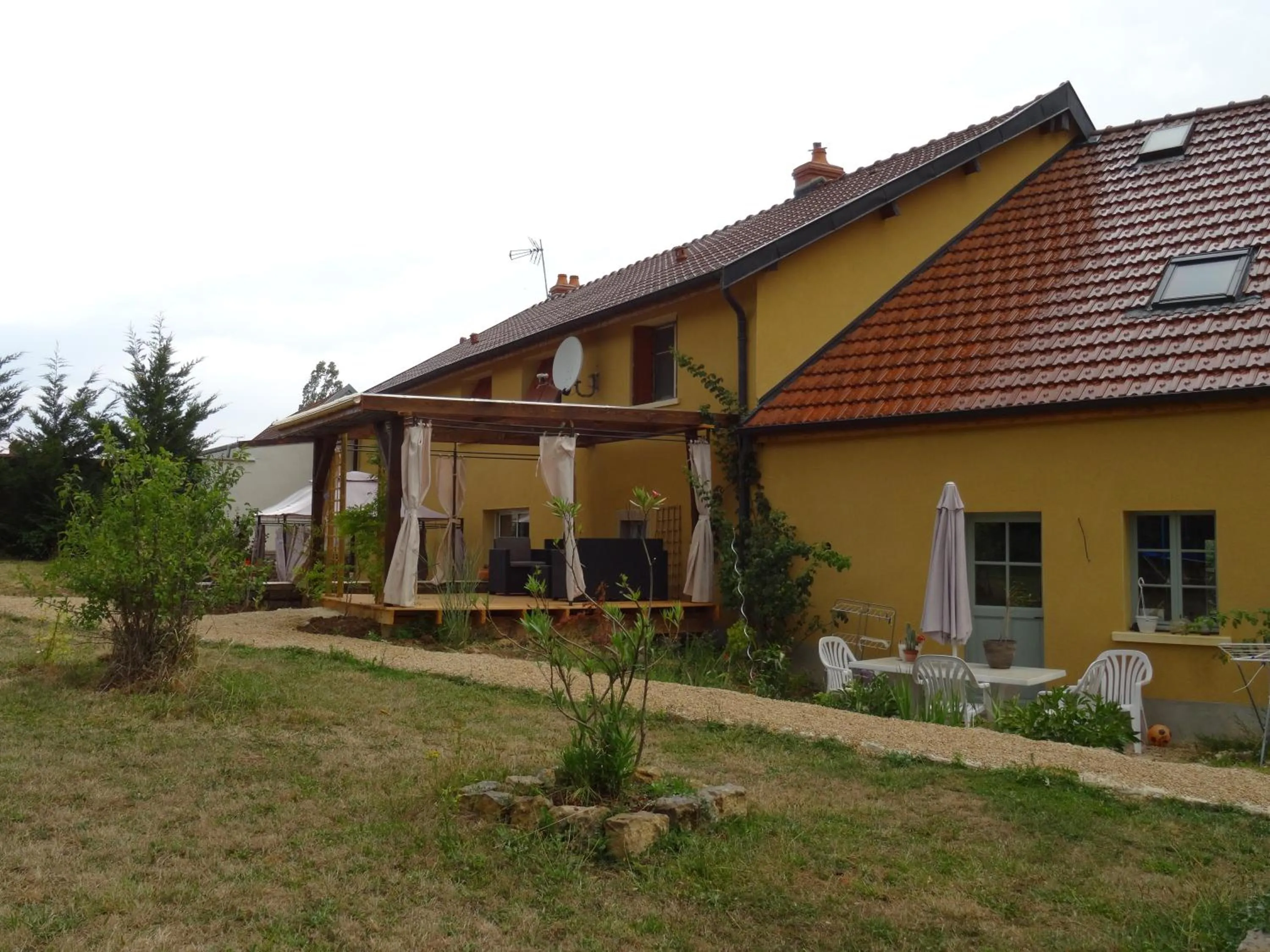 Property building in Datcha Bourguignonne, Chambres & Gîte