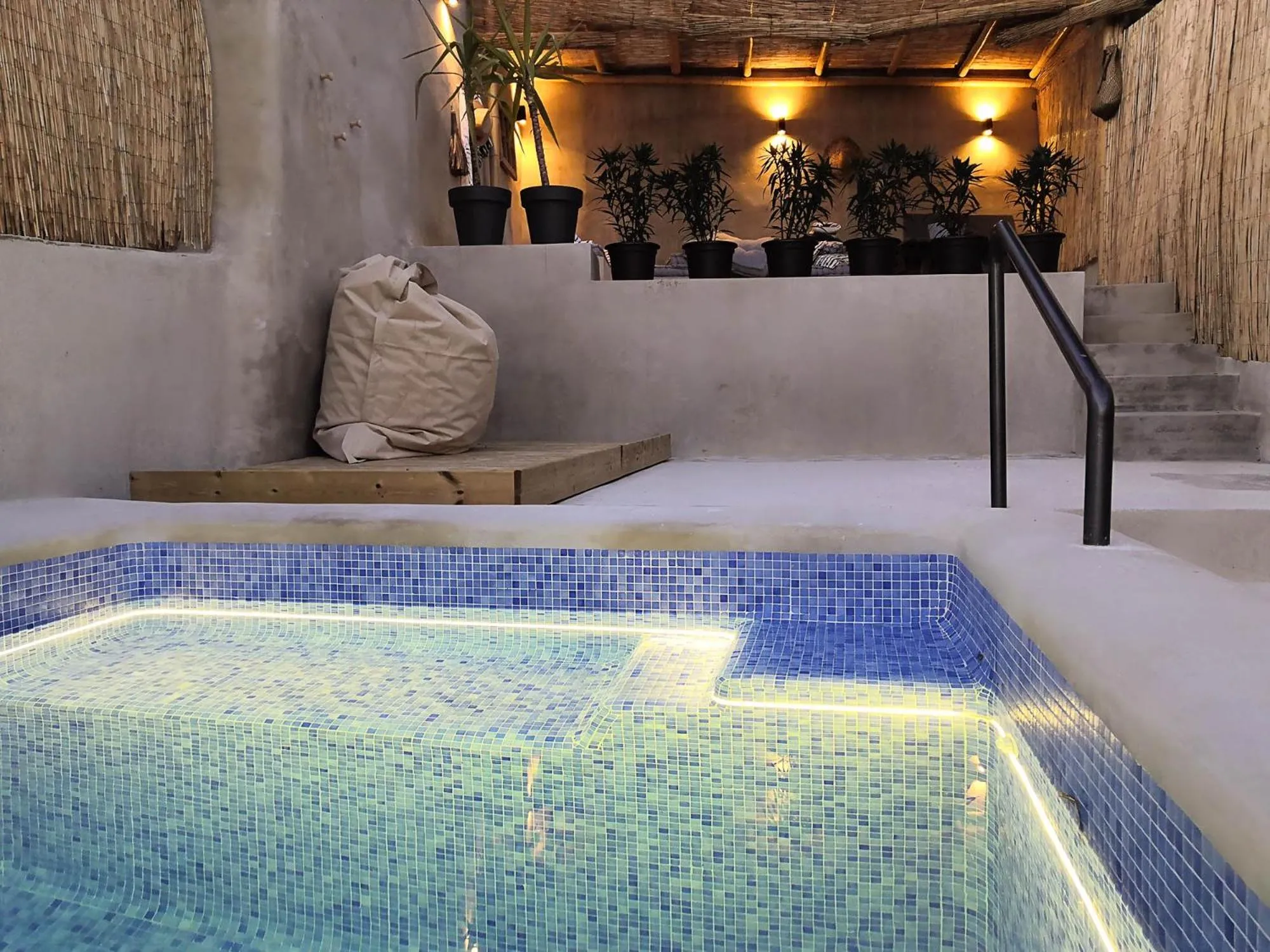 Swimming pool in Ronda Center Apartments with Pool