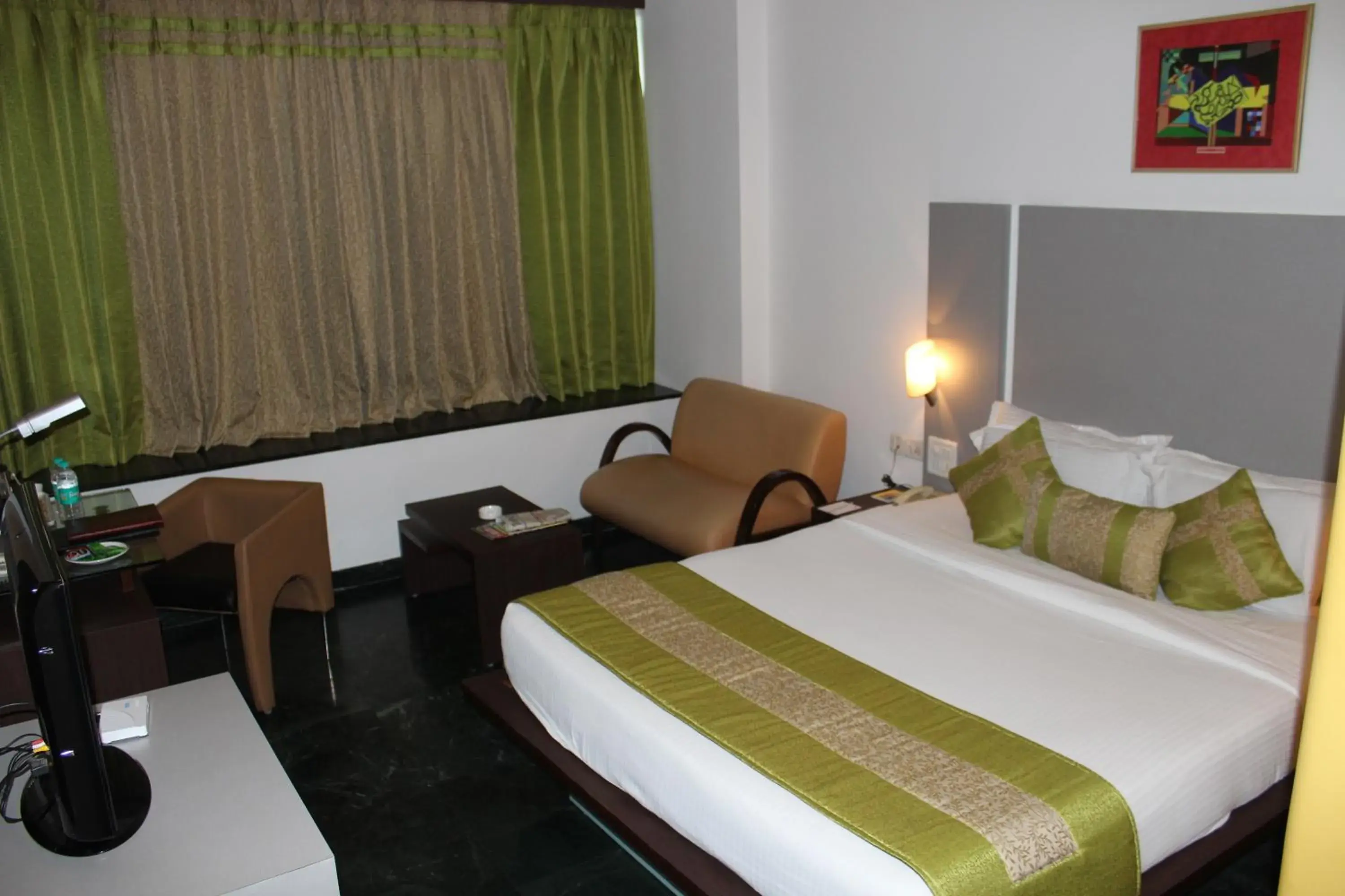 Photo of the whole room, Bed in Capitol Hill Photo of the whole room, Bed in Capitol Hill