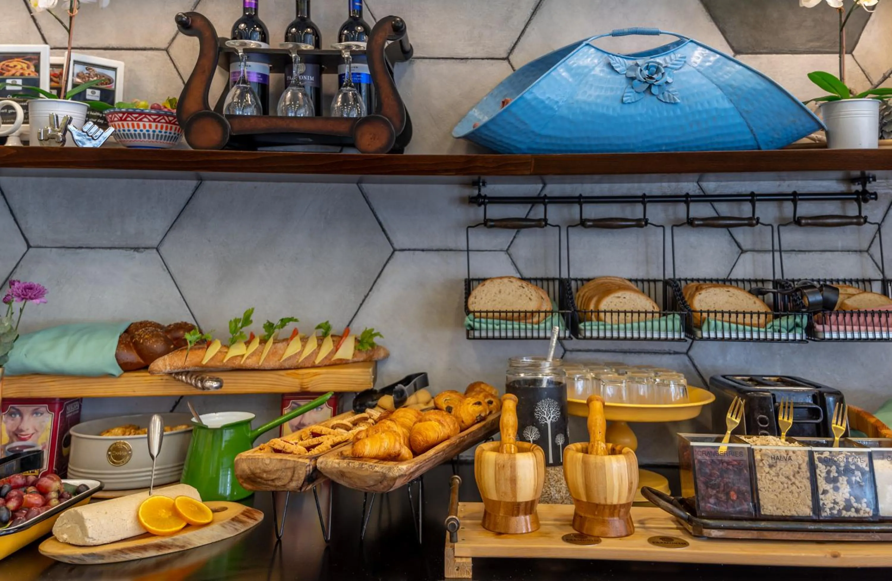 Food and drinks in Paamonim Central Studios