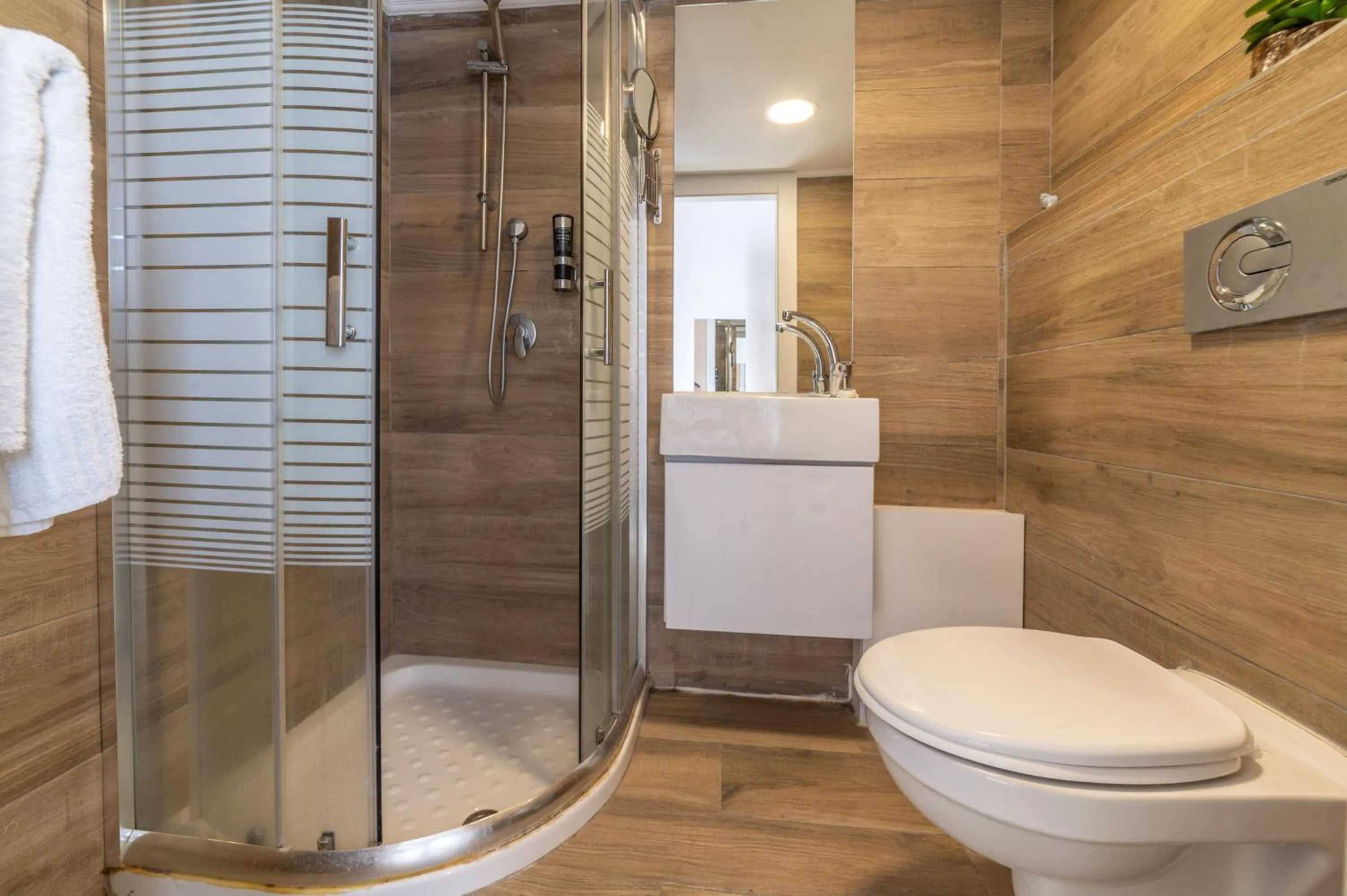 Shower in Paamonim Central Studios