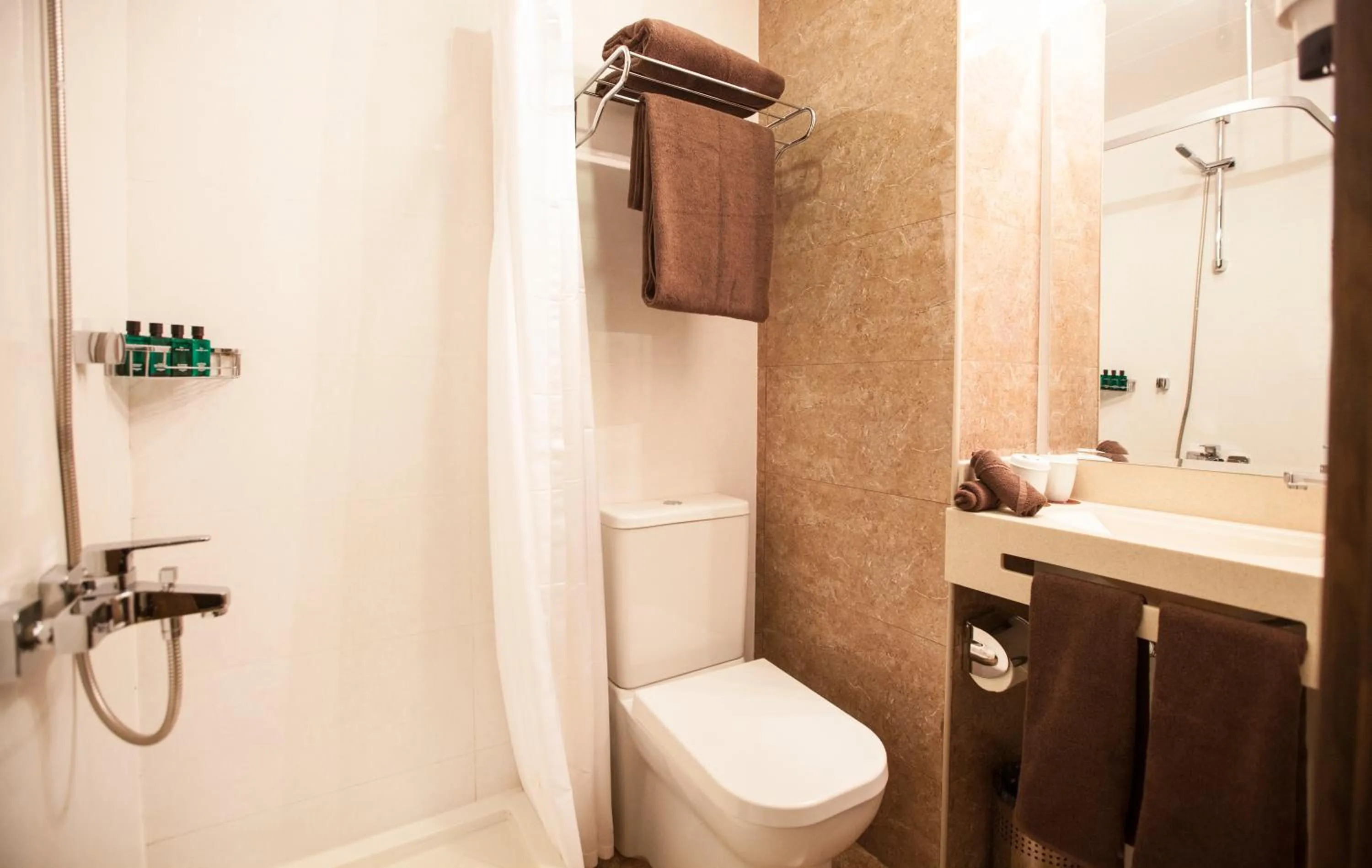 Shower in Chinar Health Hotel Naftalan