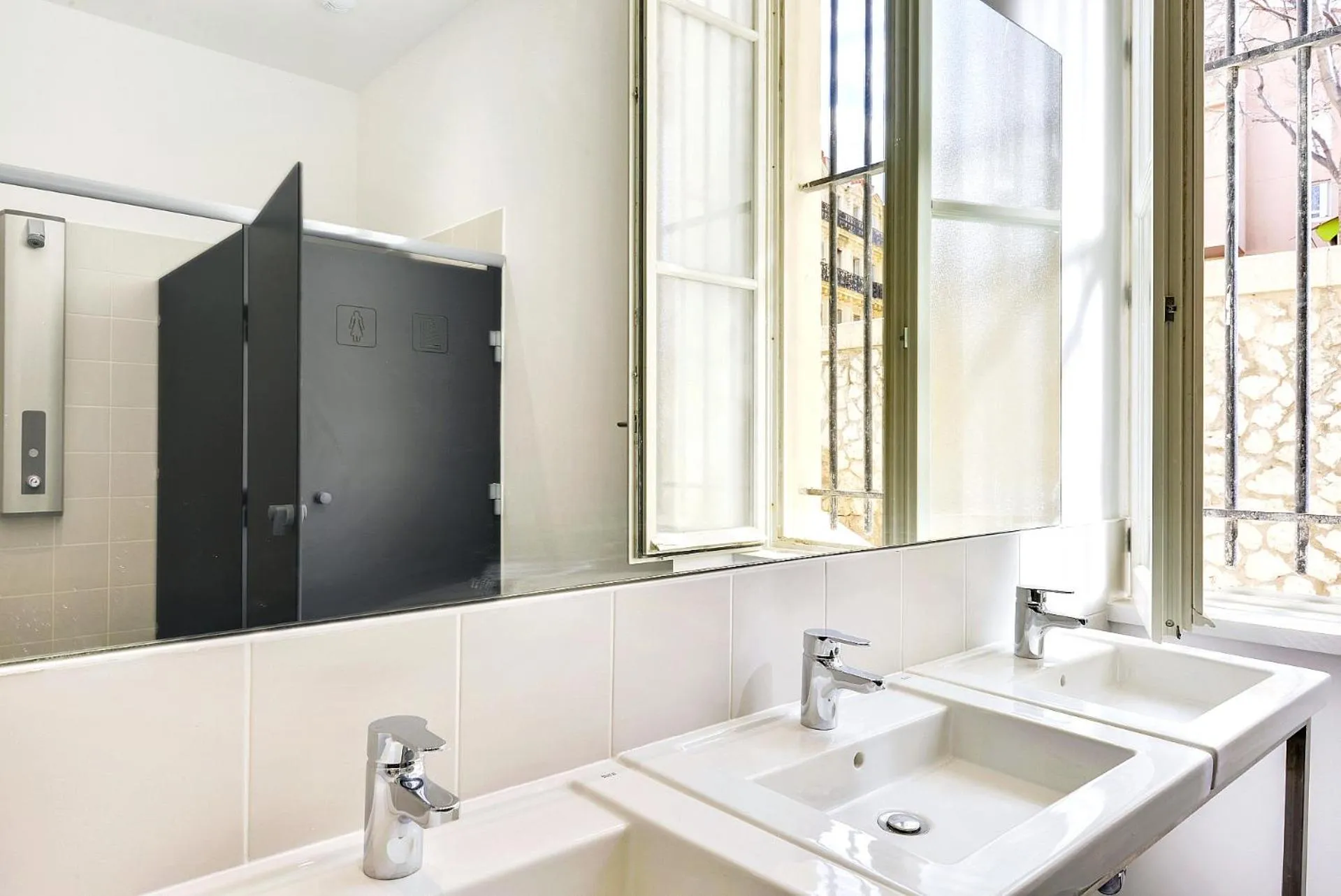 Shower in The People - Marseille