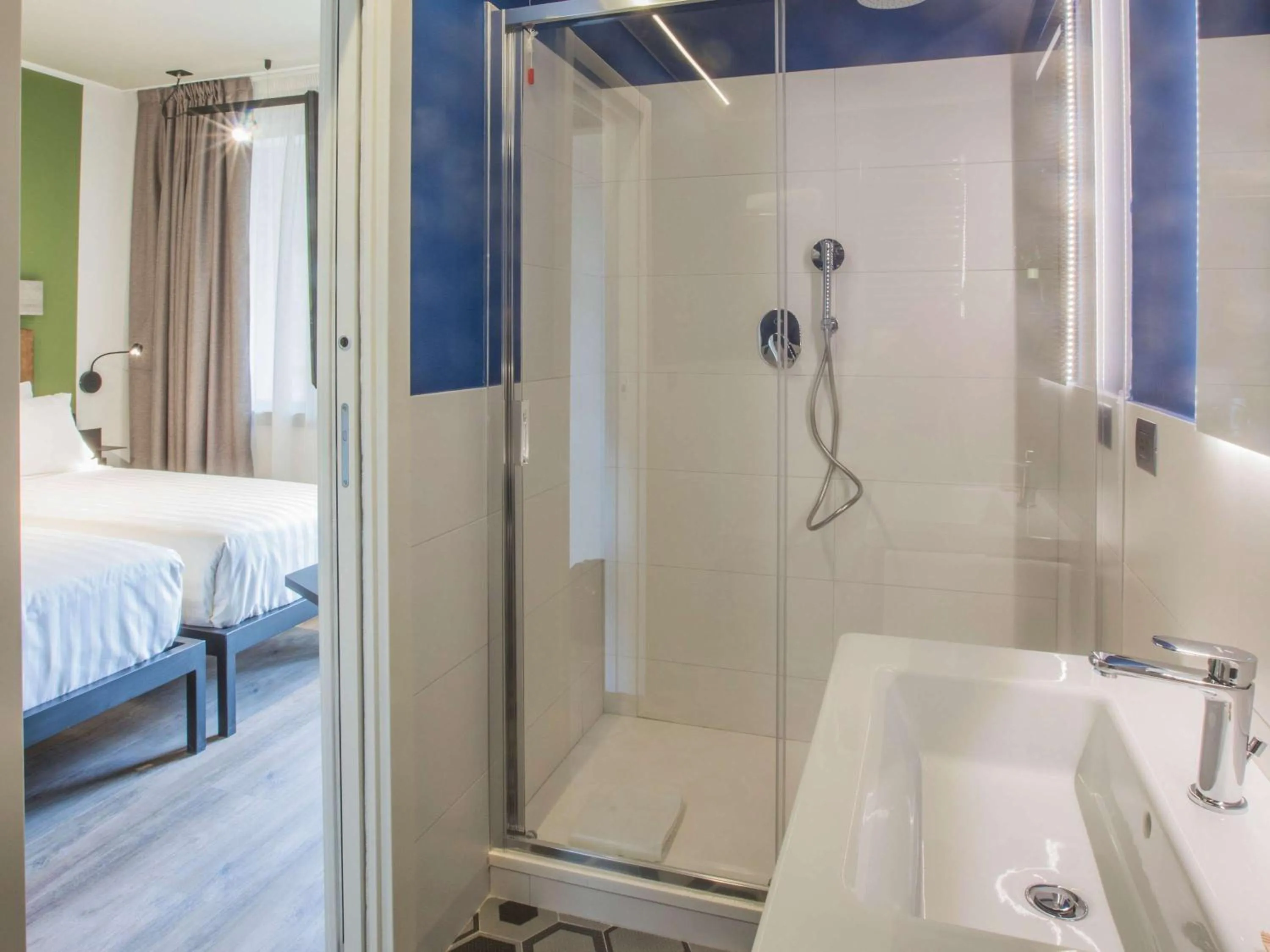 Bathroom, Bed in Mercure Roma Cinecitta