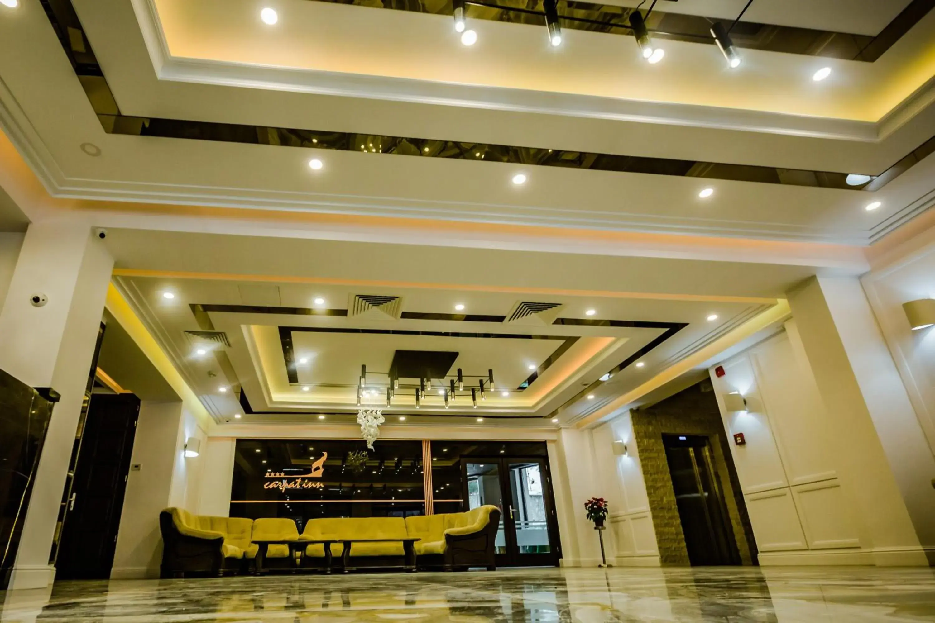 Lobby or reception in HOTEL CARPAT INN Lobby or reception in HOTEL CARPAT INN