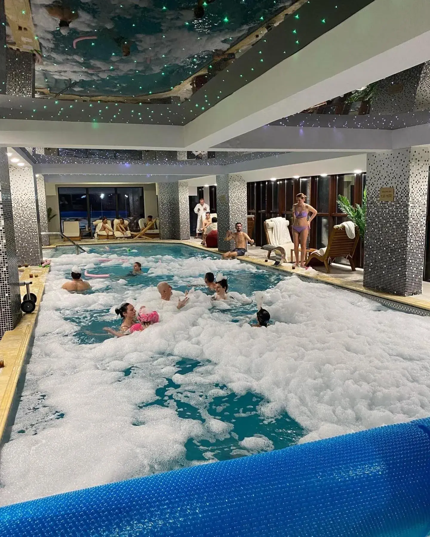 Swimming pool in HOTEL CARPAT INN Swimming pool in HOTEL CARPAT INN