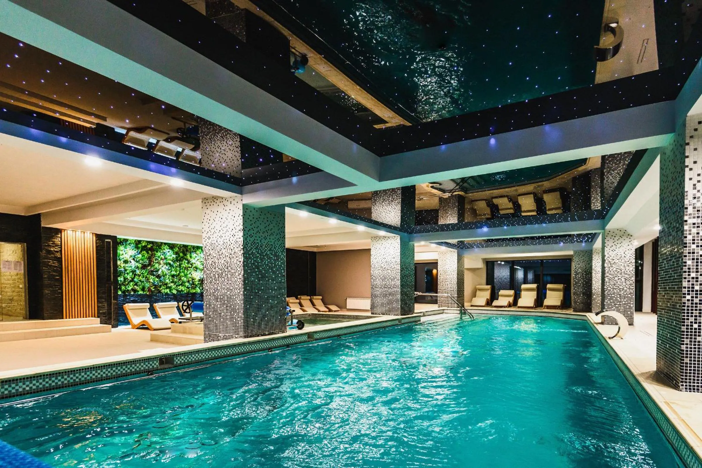 Swimming pool in HOTEL CARPAT INN