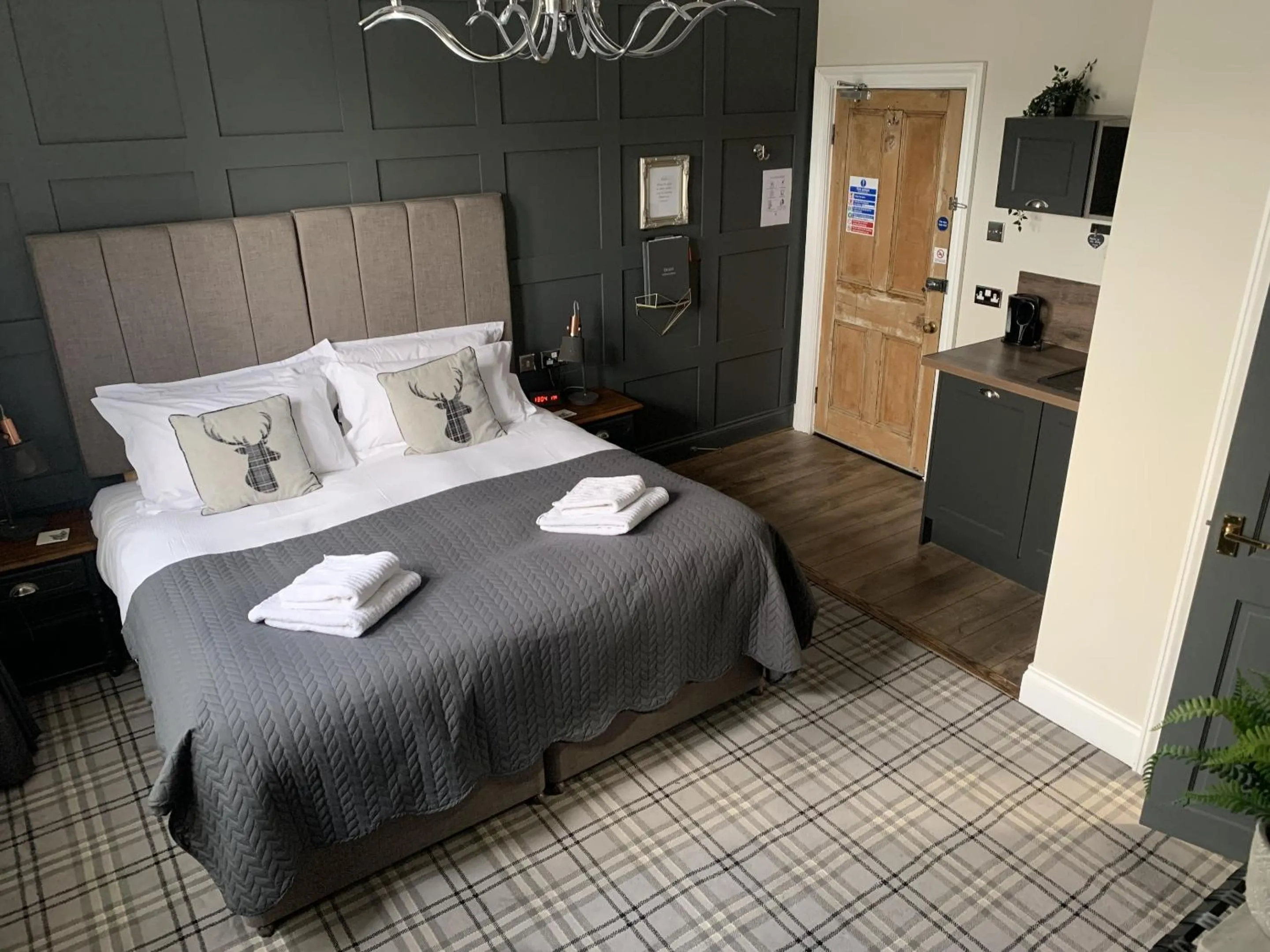 Deluxe King Room in Castle View Bed and Breakfast