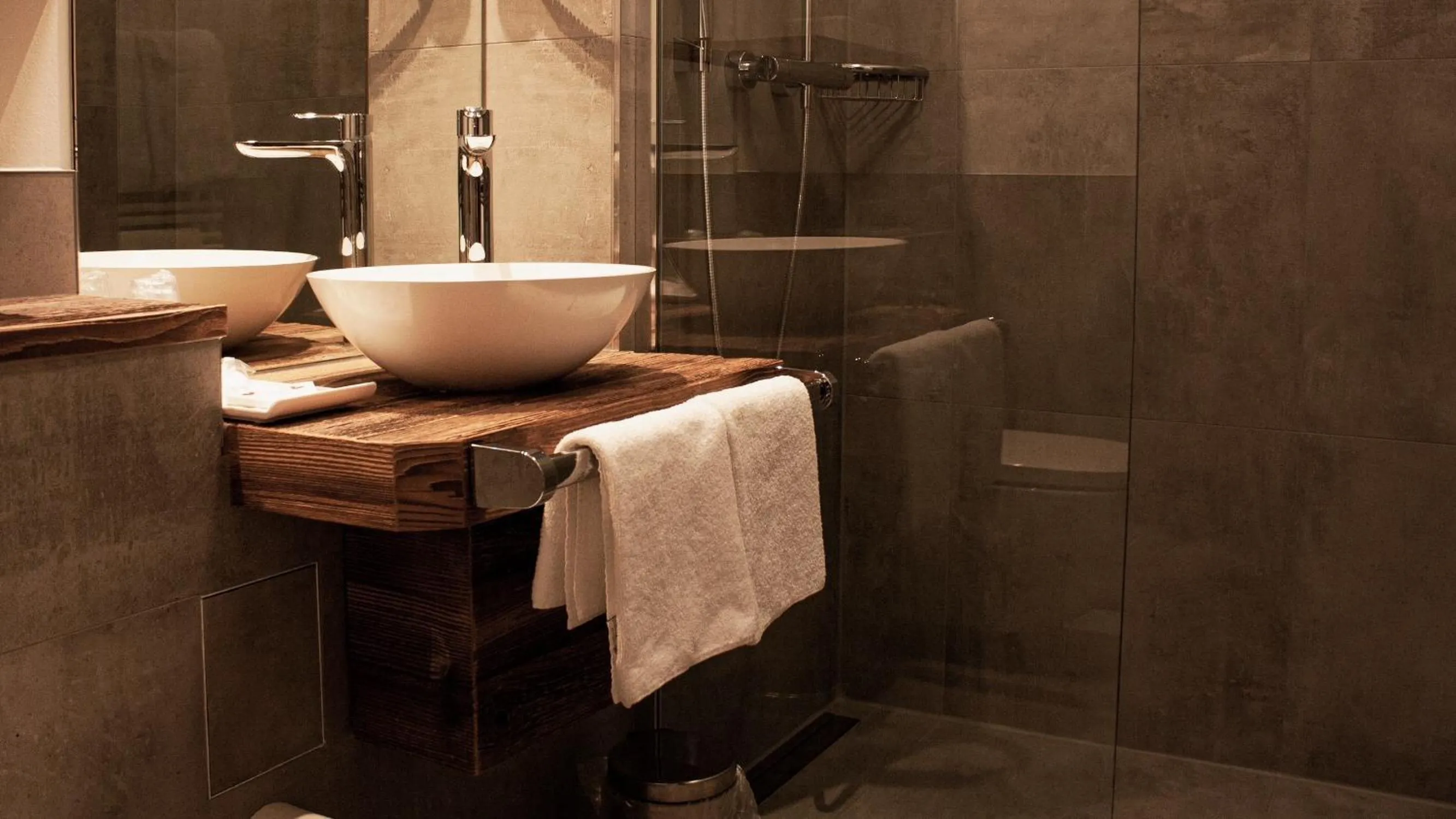 Bathroom in Hotel Almwirt