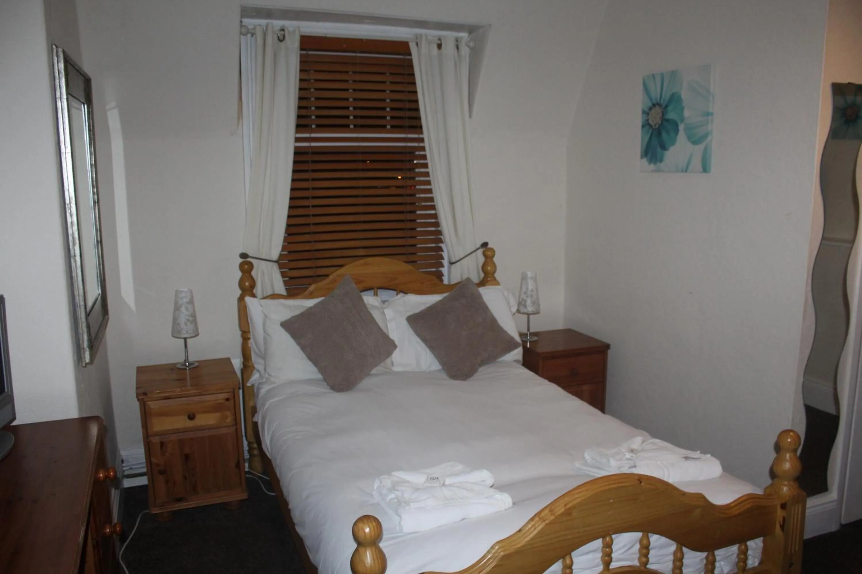 Night, Bed in Station Inn