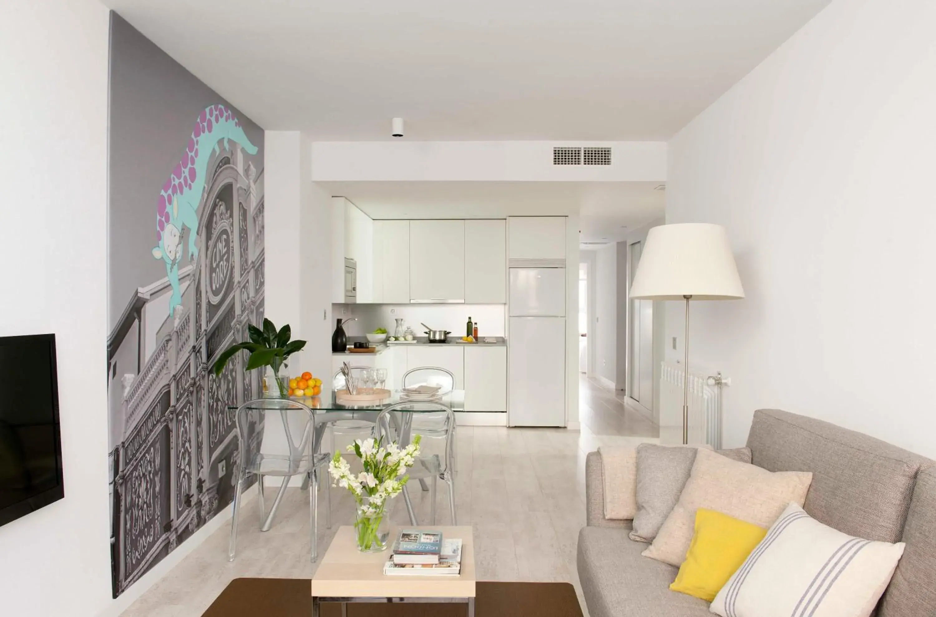 Living room, Kitchen/Kitchenette in Eric Vökel Boutique Apartments - Atocha Suites