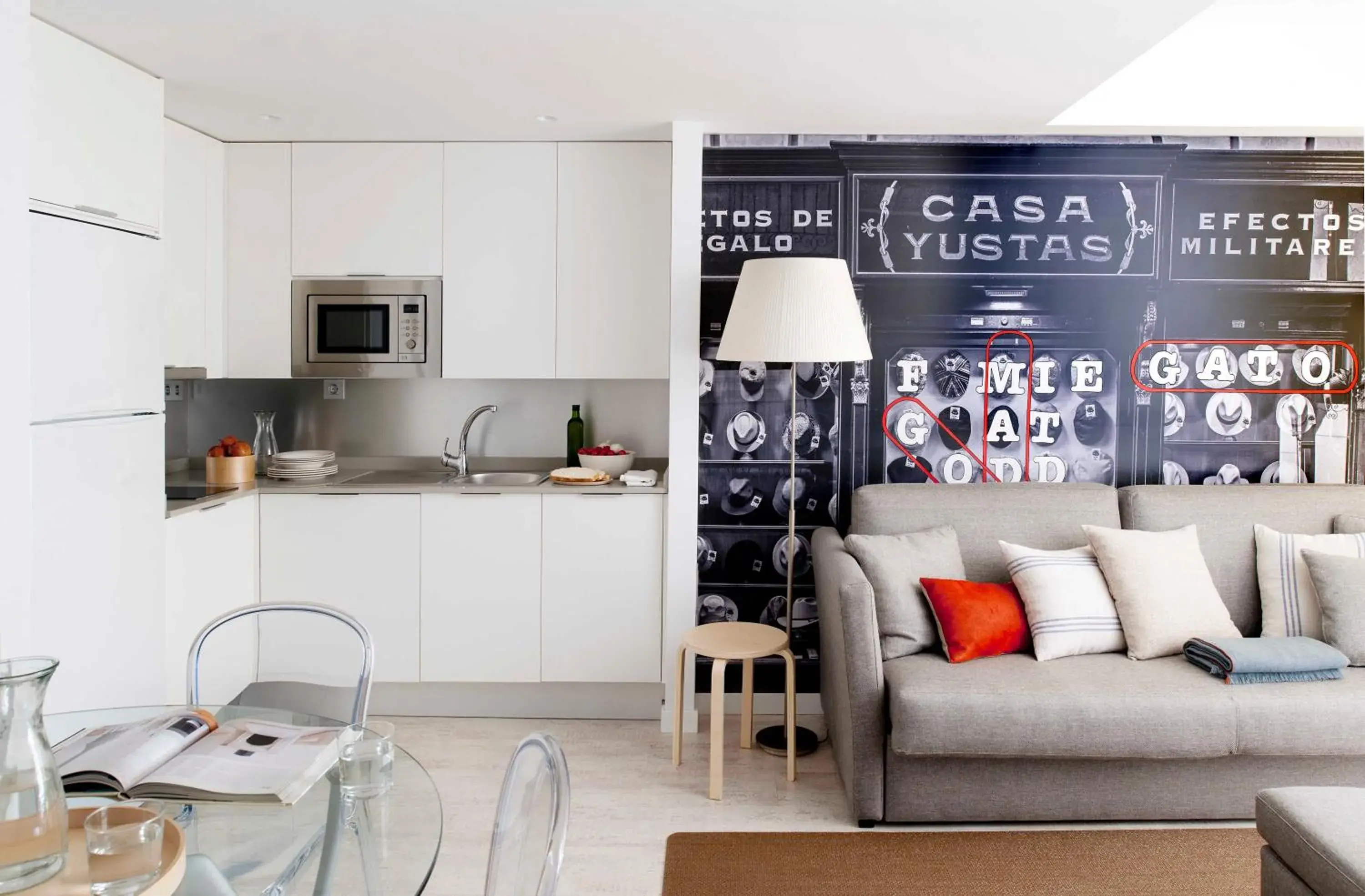 Living room, Kitchen/Kitchenette in Eric Vökel Boutique Apartments - Atocha Suites