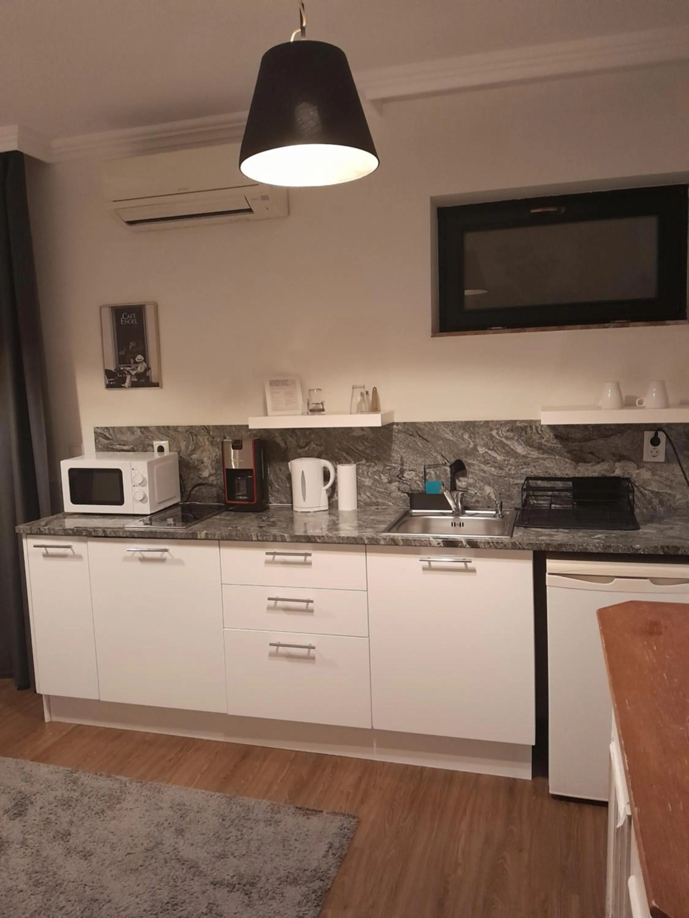 Kitchen or kitchenette in Éjjeli Bagoly Étterem és Panzió