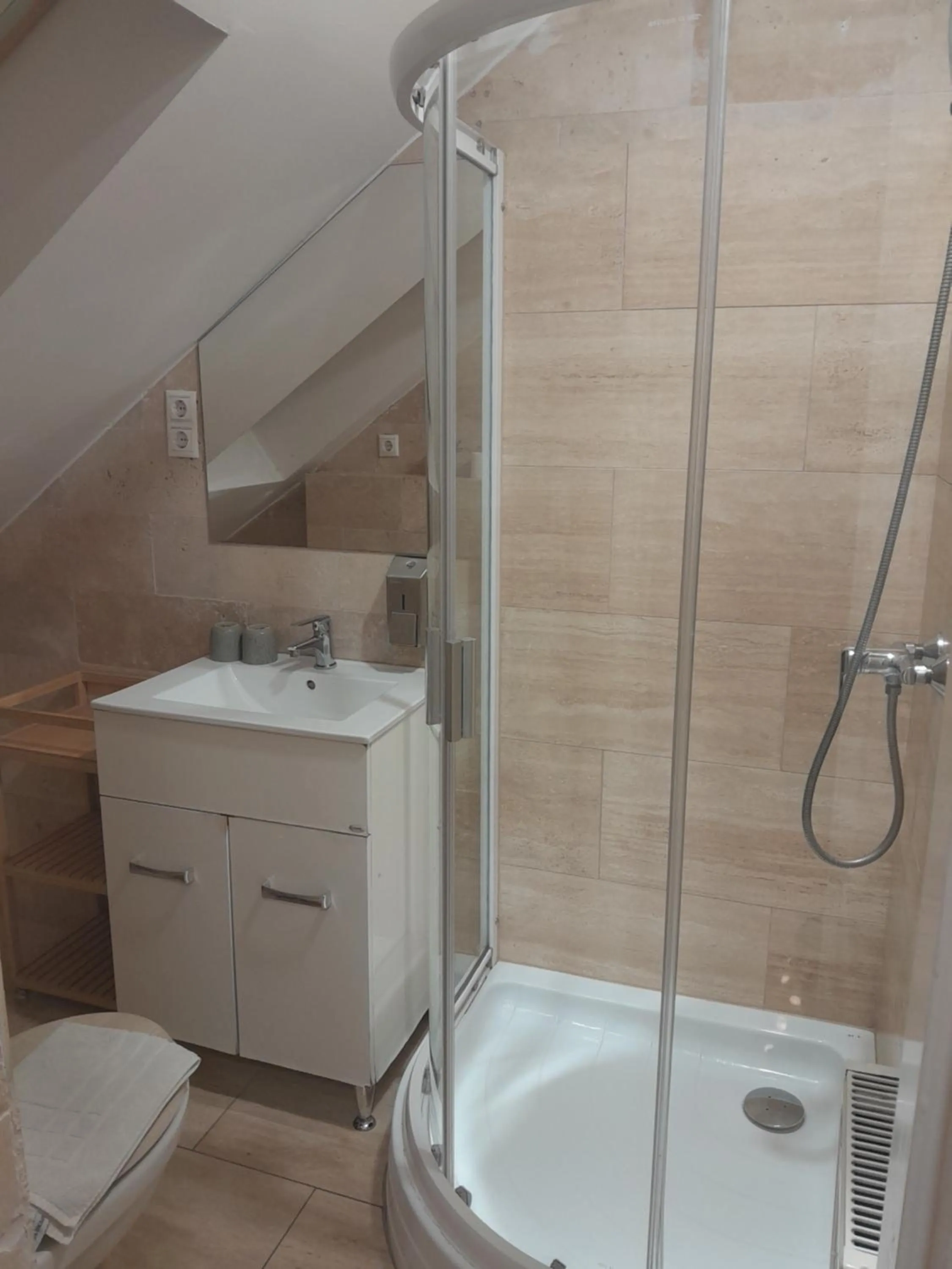 Shower in Éjjeli Bagoly Étterem és Panzió