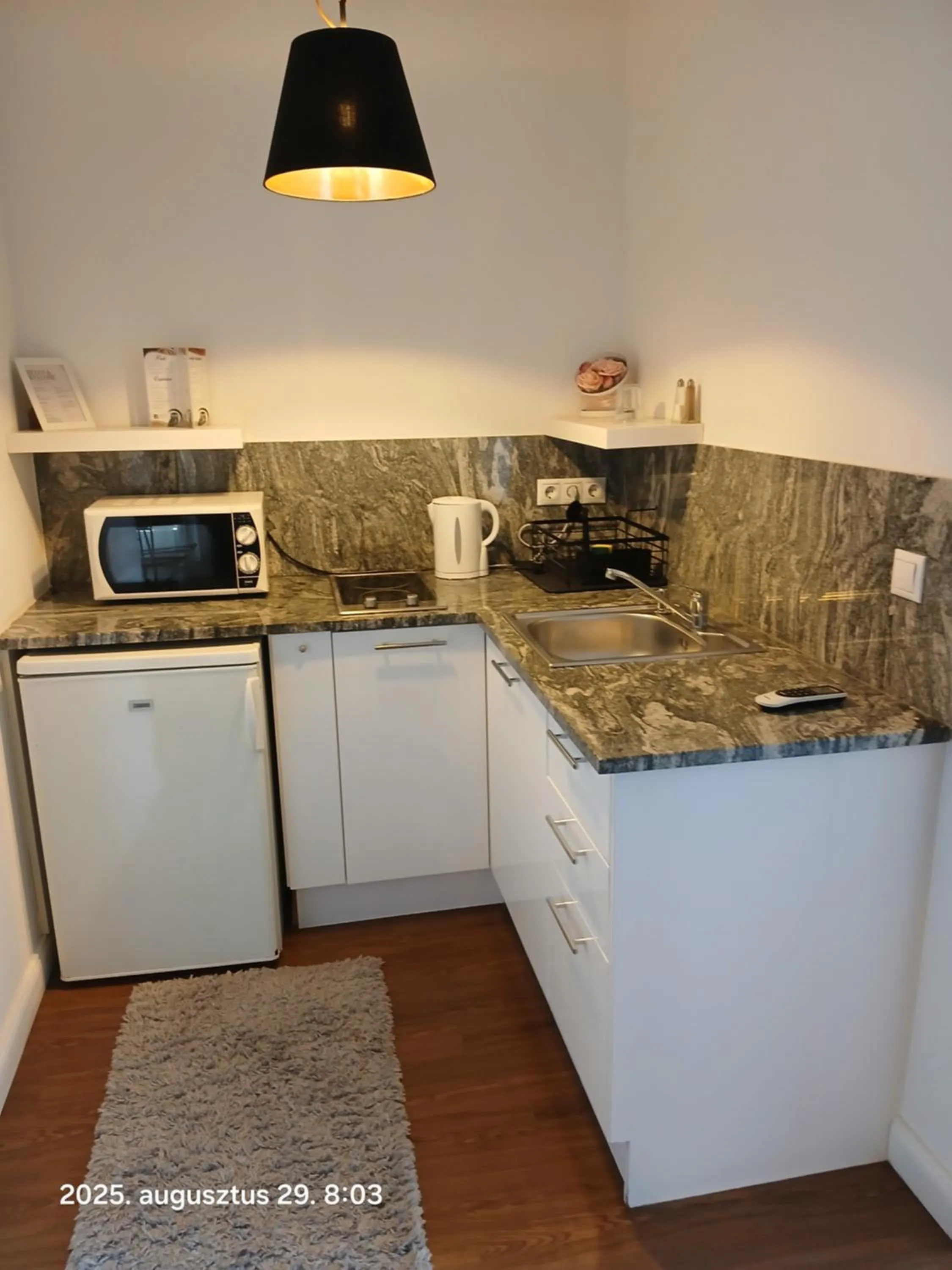 Kitchen or kitchenette in Éjjeli Bagoly Étterem és Panzió