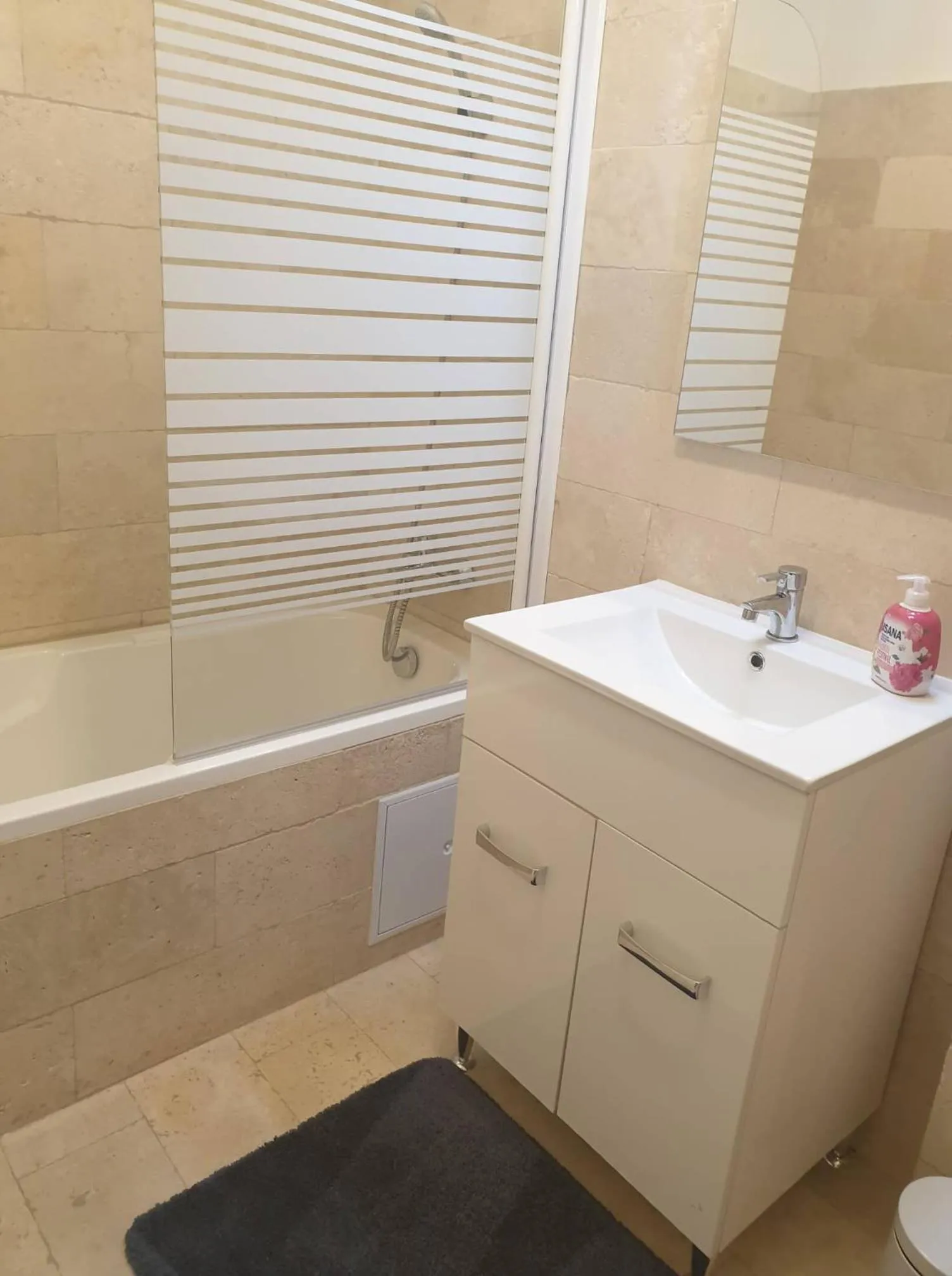 Bath in Éjjeli Bagoly Étterem és Panzió