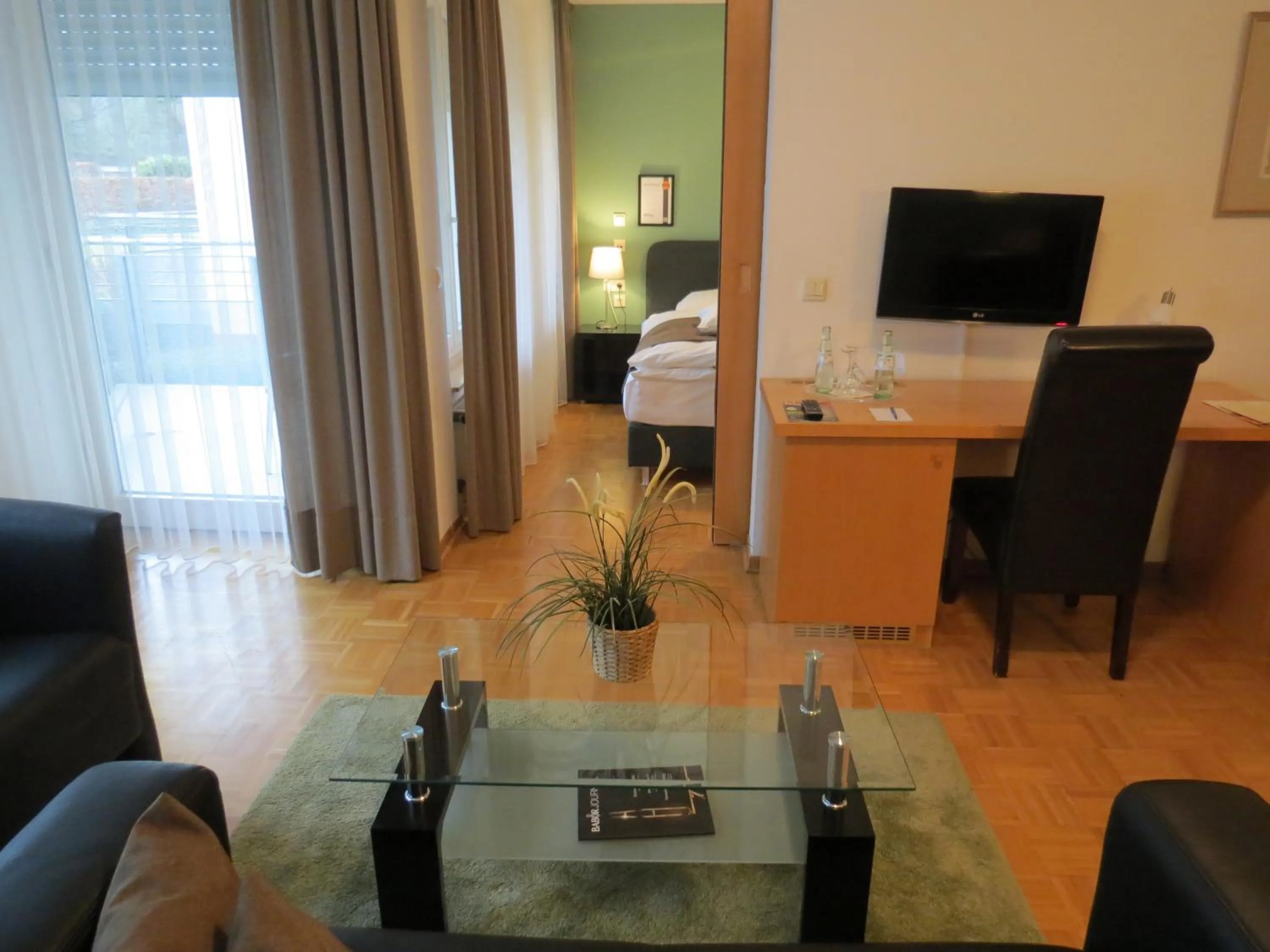 Photo of the whole room, TV/Entertainment Center in Residenz Hotel am Festspielhaus