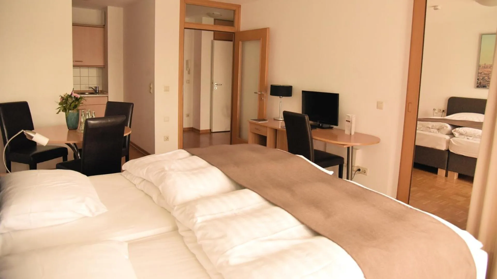 Photo of the whole room, TV/Entertainment Center in Residenz Hotel am Festspielhaus