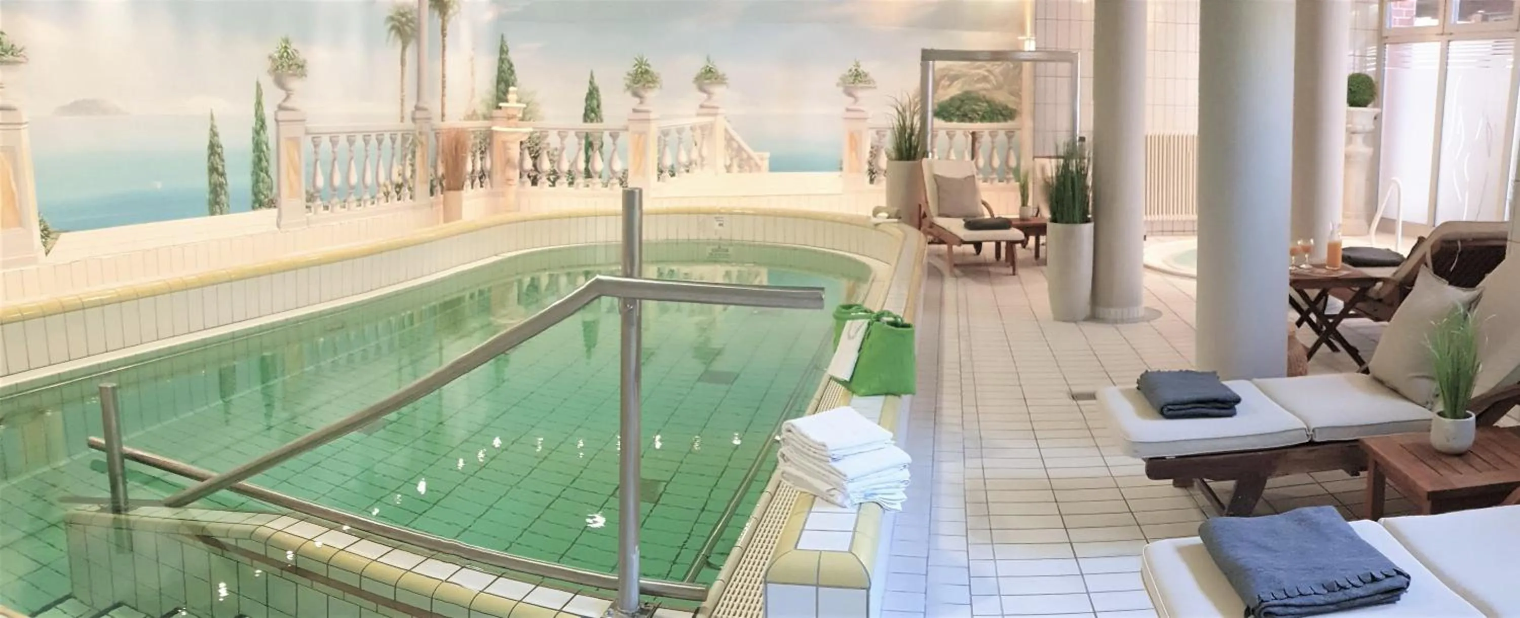 Pool view, Swimming Pool in Residenz Hotel am Festspielhaus