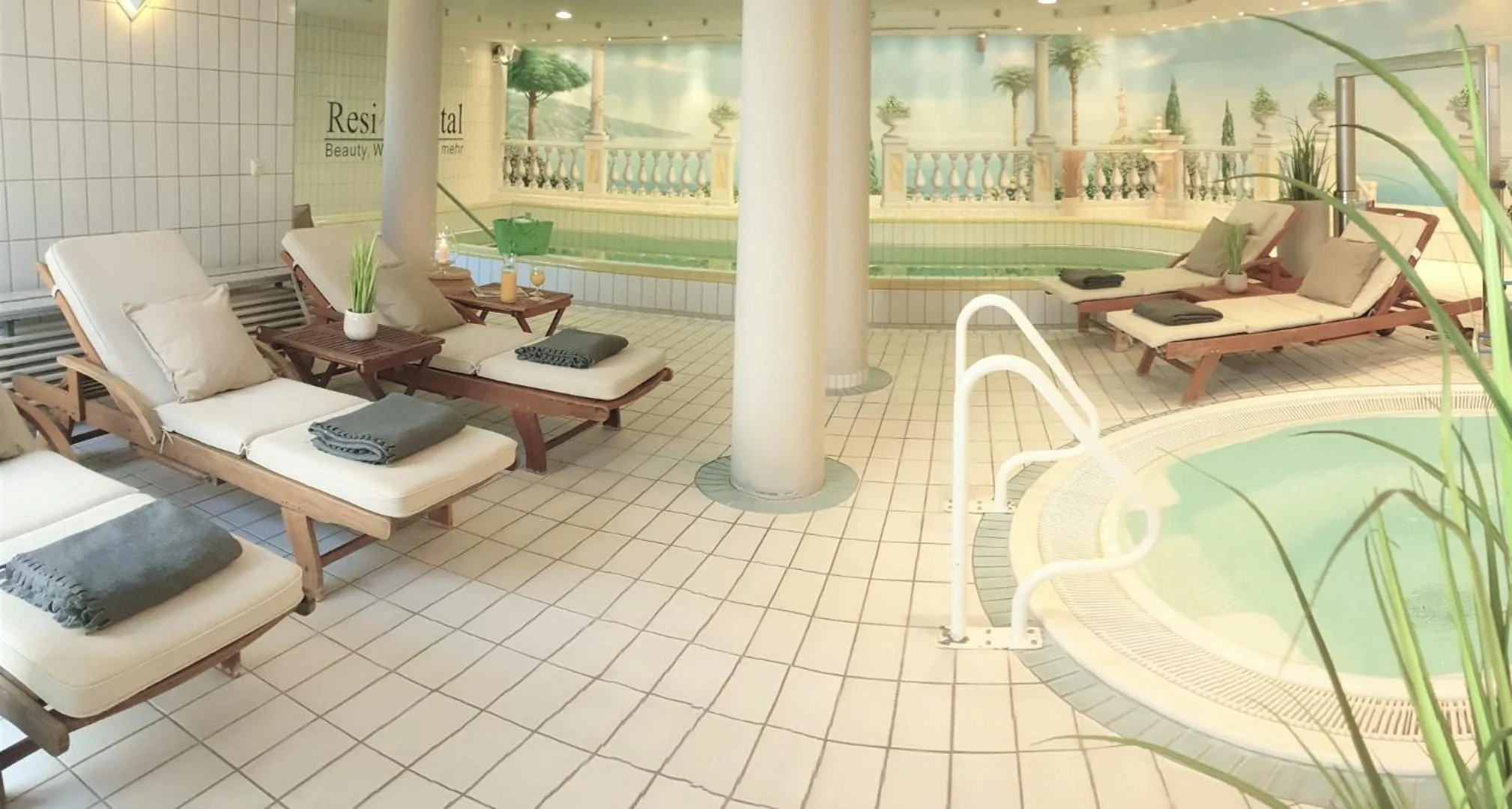 Swimming Pool in Residenz Hotel am Festspielhaus