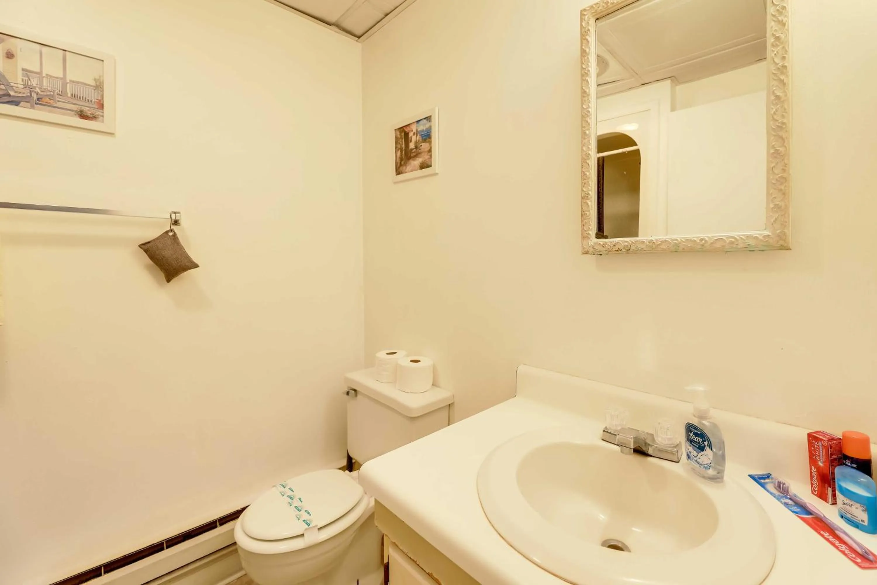 Hannahs Place - Quaint and Cozy Apt by the Beach!