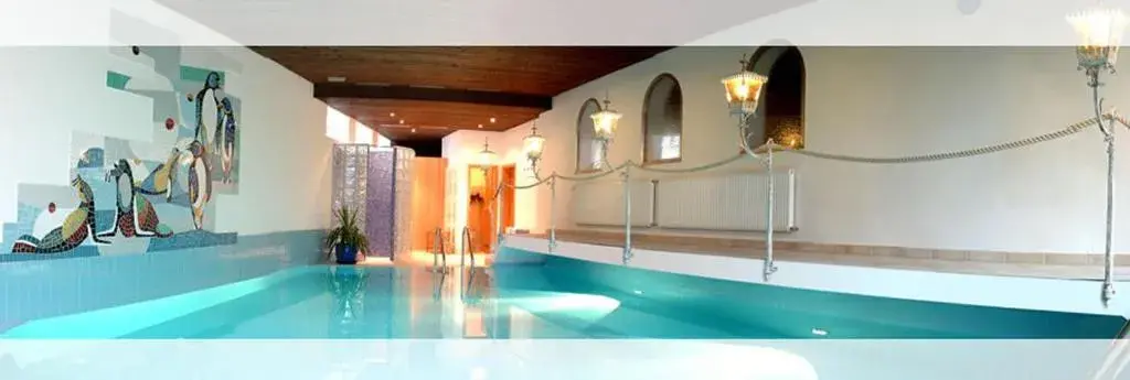 , Swimming Pool in Hotel Roter Hahn - Bed & Breakfast