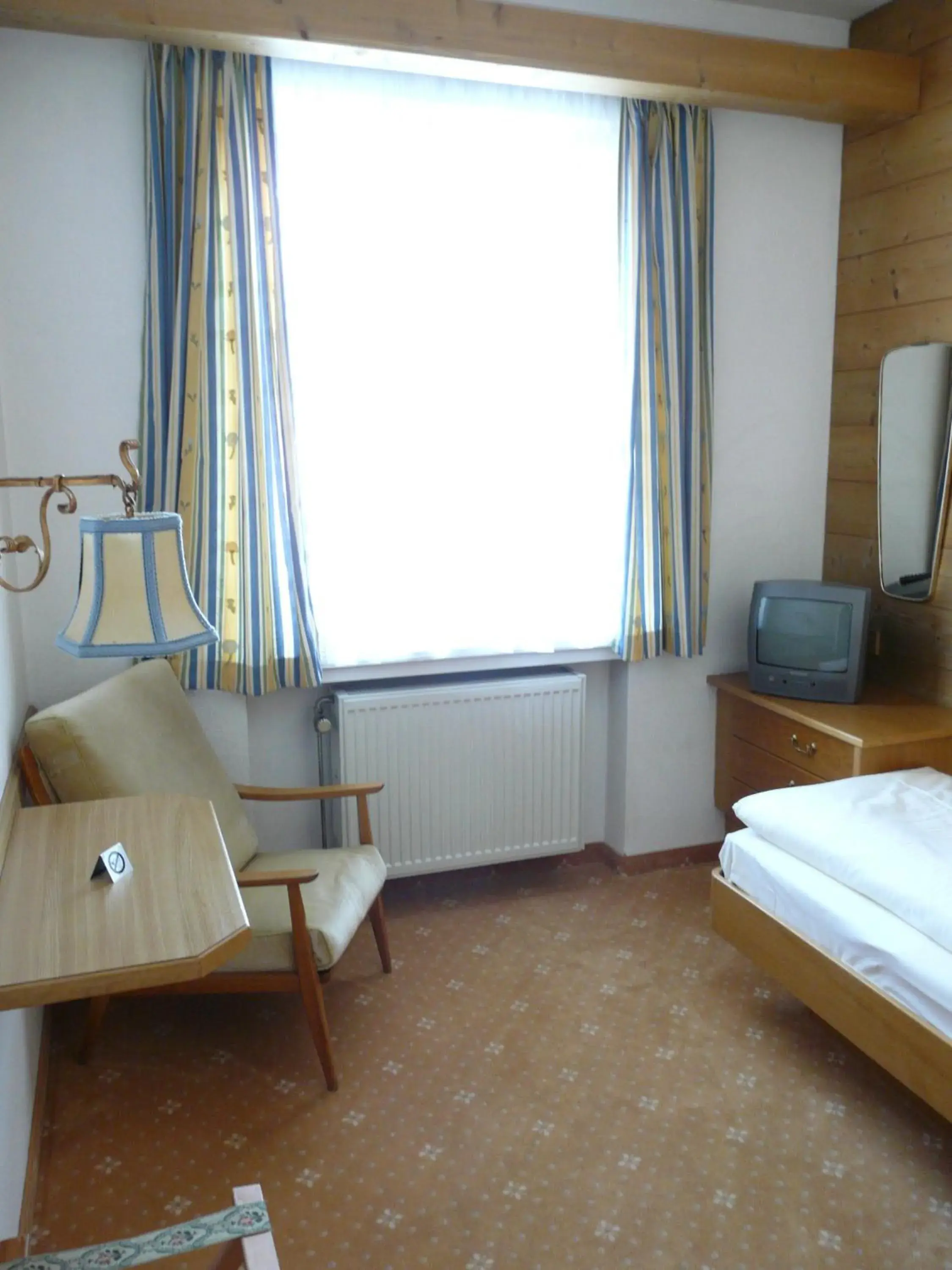 Photo of the whole room, Bed in Hotel Roter Hahn - Bed & Breakfast