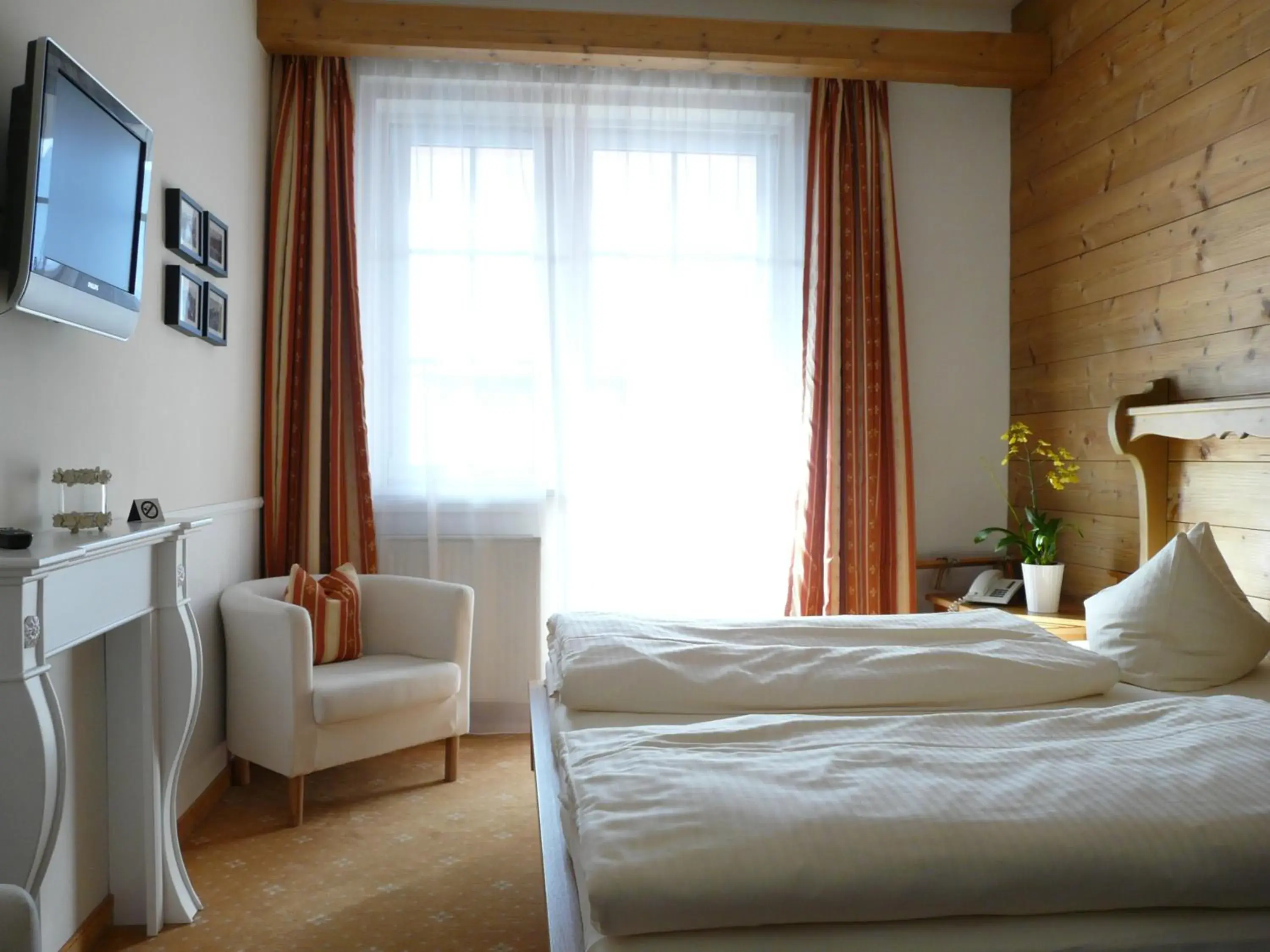 Bed in Hotel Roter Hahn - Bed & Breakfast