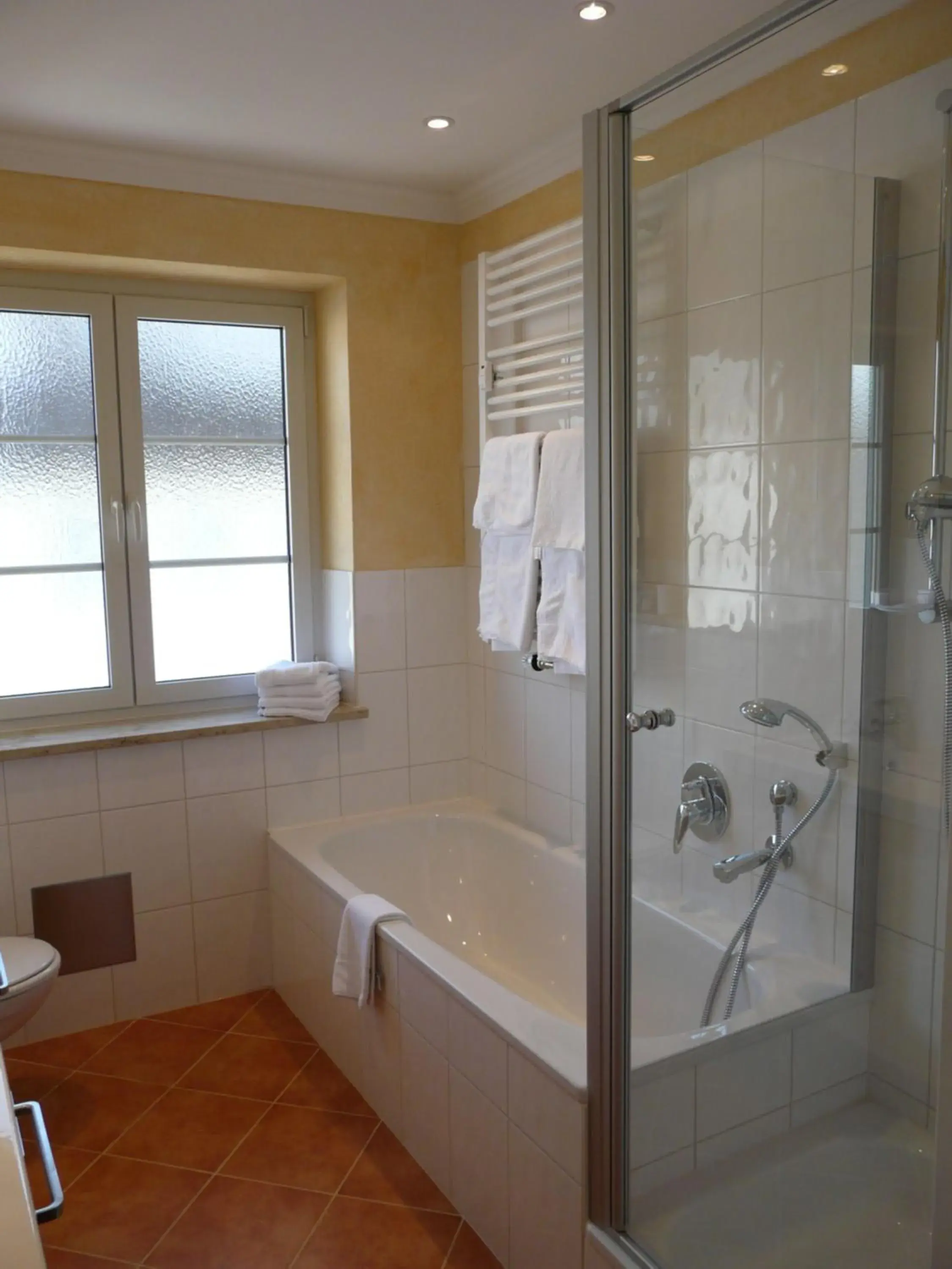 Bathroom in Hotel Roter Hahn - Bed & Breakfast