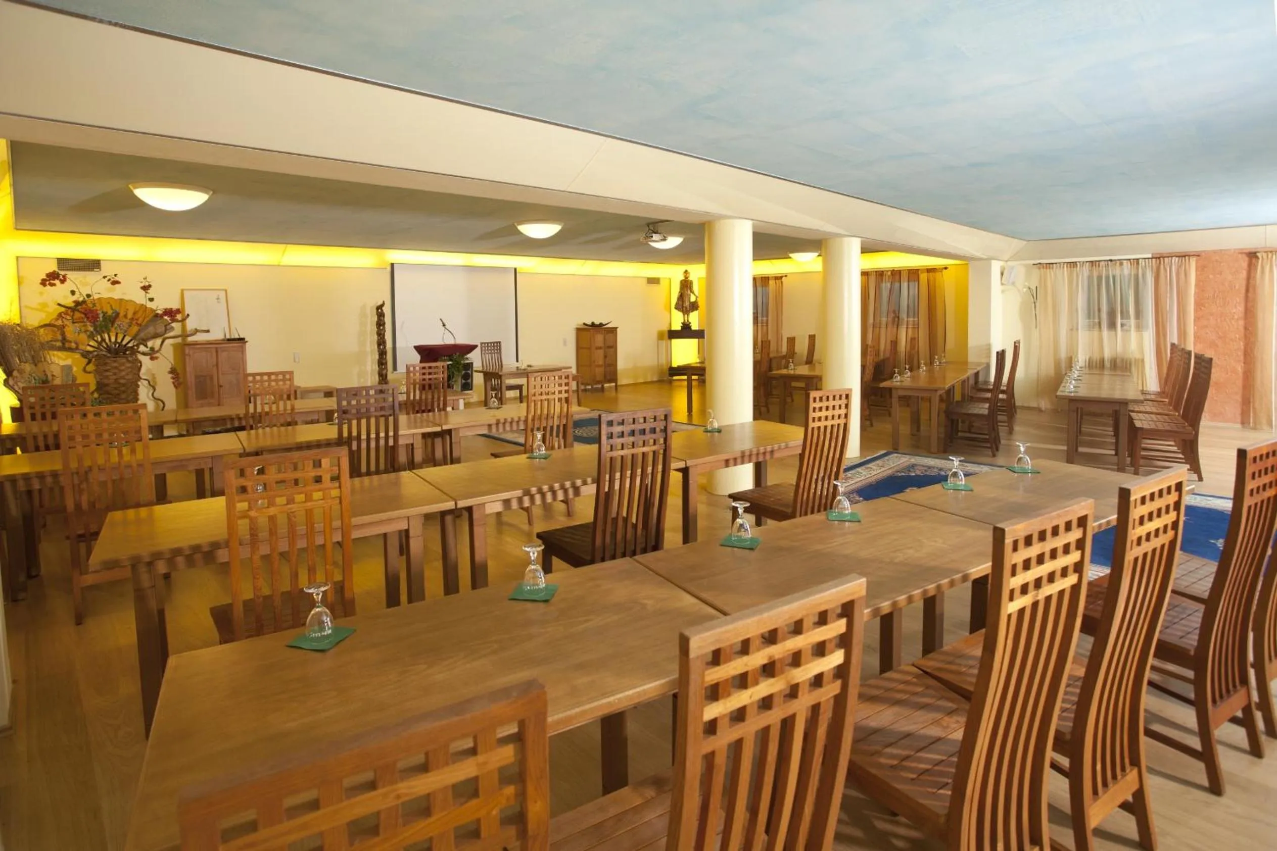 Restaurant/places to eat in Hotel Henry