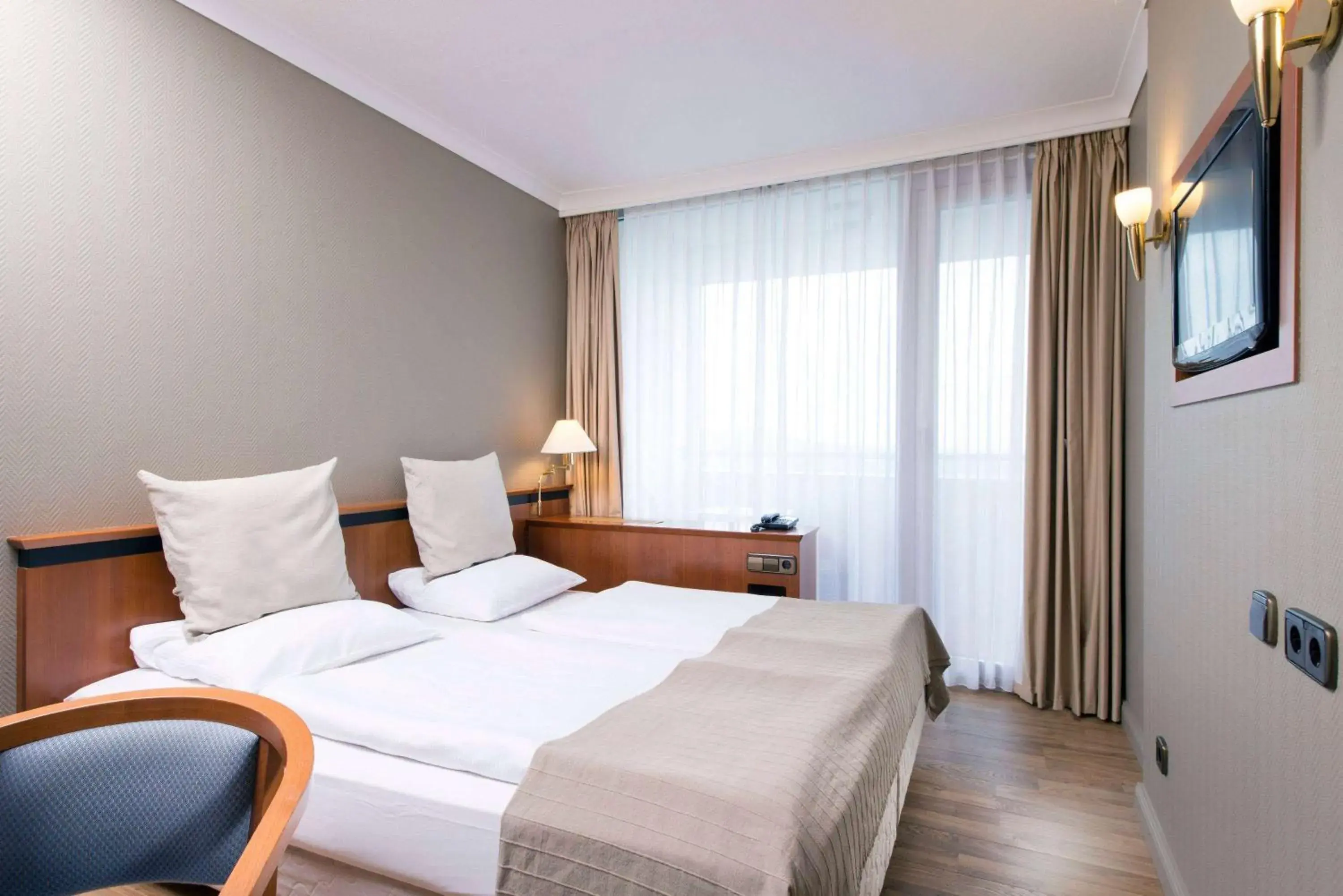 Photo of the whole room, Bed in Wyndham Garden Lahnstein Koblenz Photo of the whole room, Bed in Wyndham Garden Lahnstein Koblenz