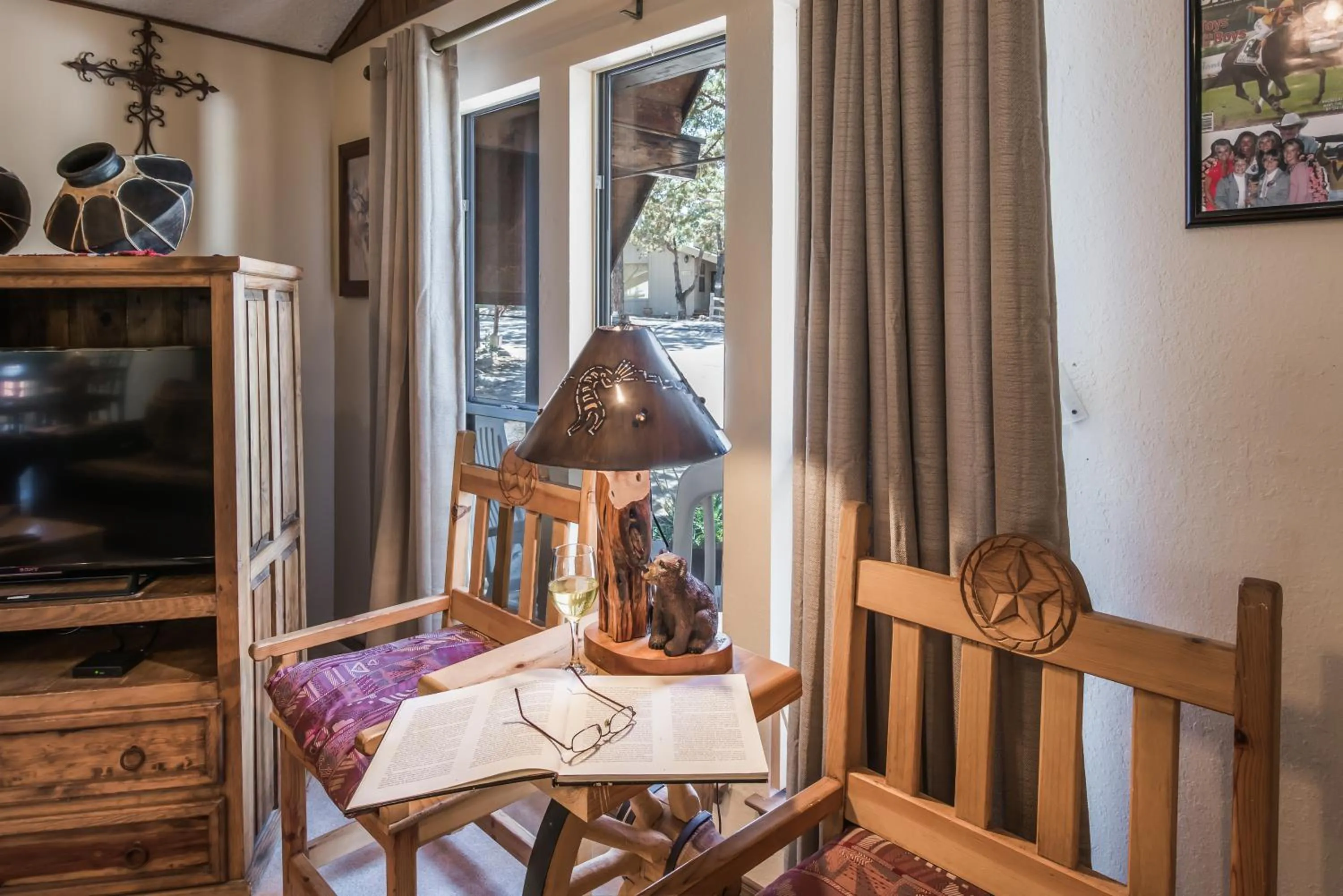 Living room in Cowboys, Indians and Outlaws