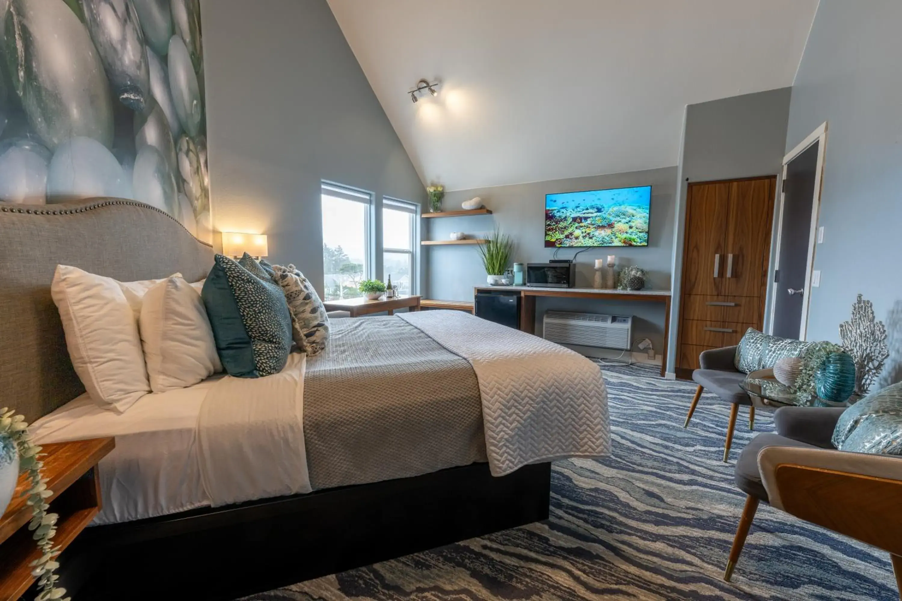 Deluxe King Room in The Seaside Oceanfront Inn Deluxe King Room in The Seaside Oceanfront Inn