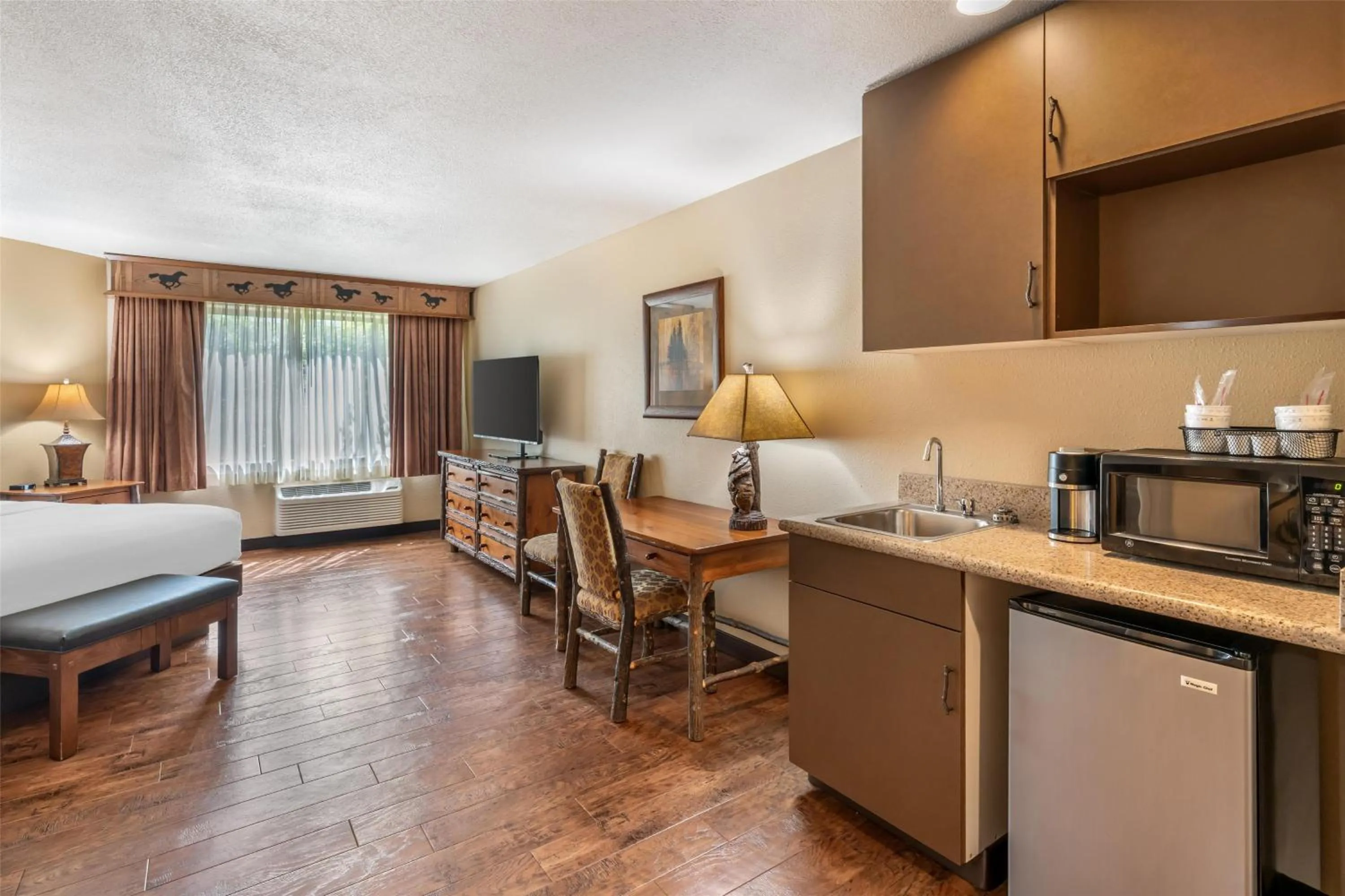 Photo of the whole room, Bed in Best Western Plus Kelly Inn & Suites