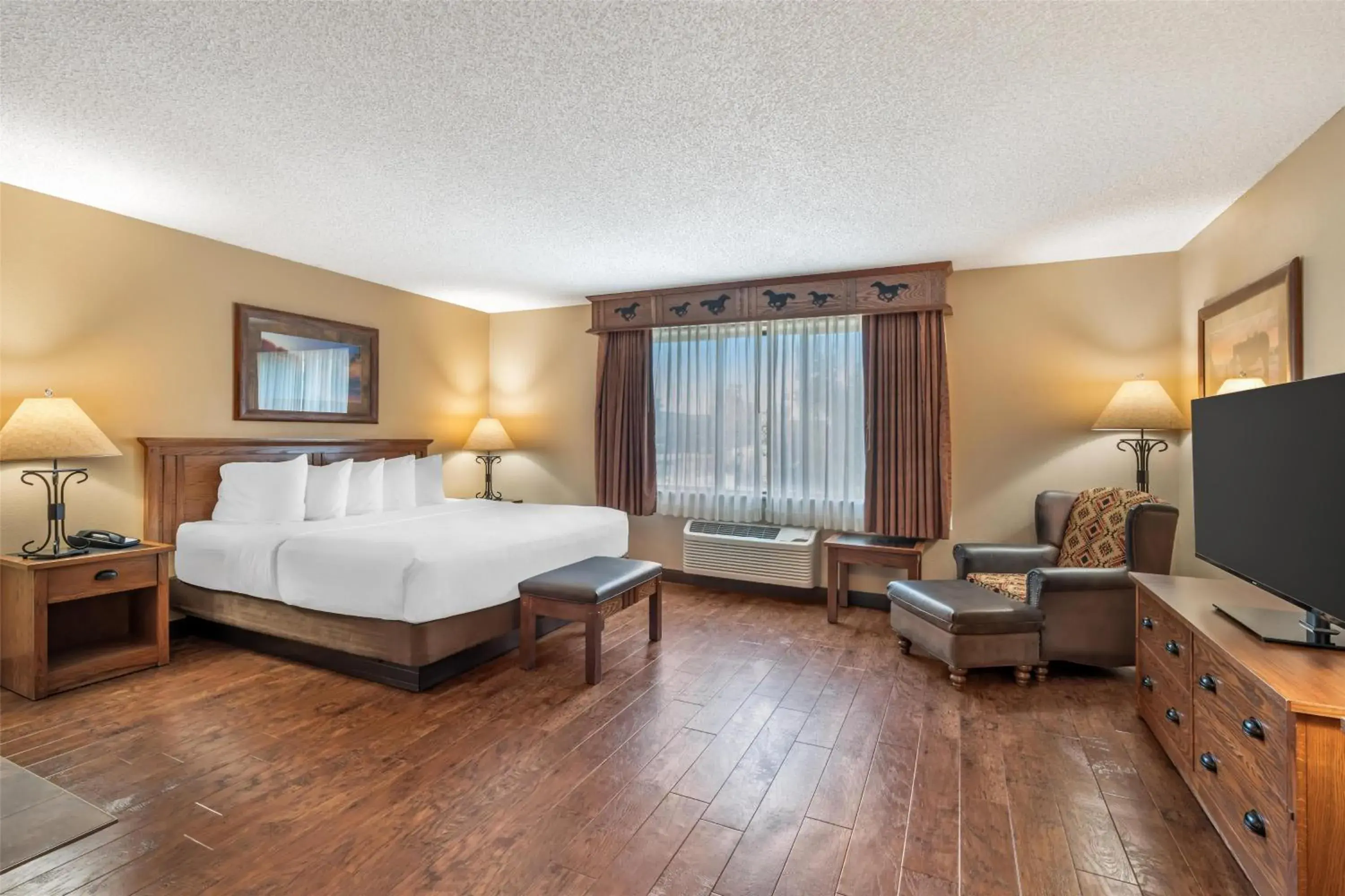 King Room with Spa Bath - Non Smoking in Best Western Plus Kelly Inn & Suites King Room with Spa Bath - Non Smoking in Best Western Plus Kelly Inn & Suites