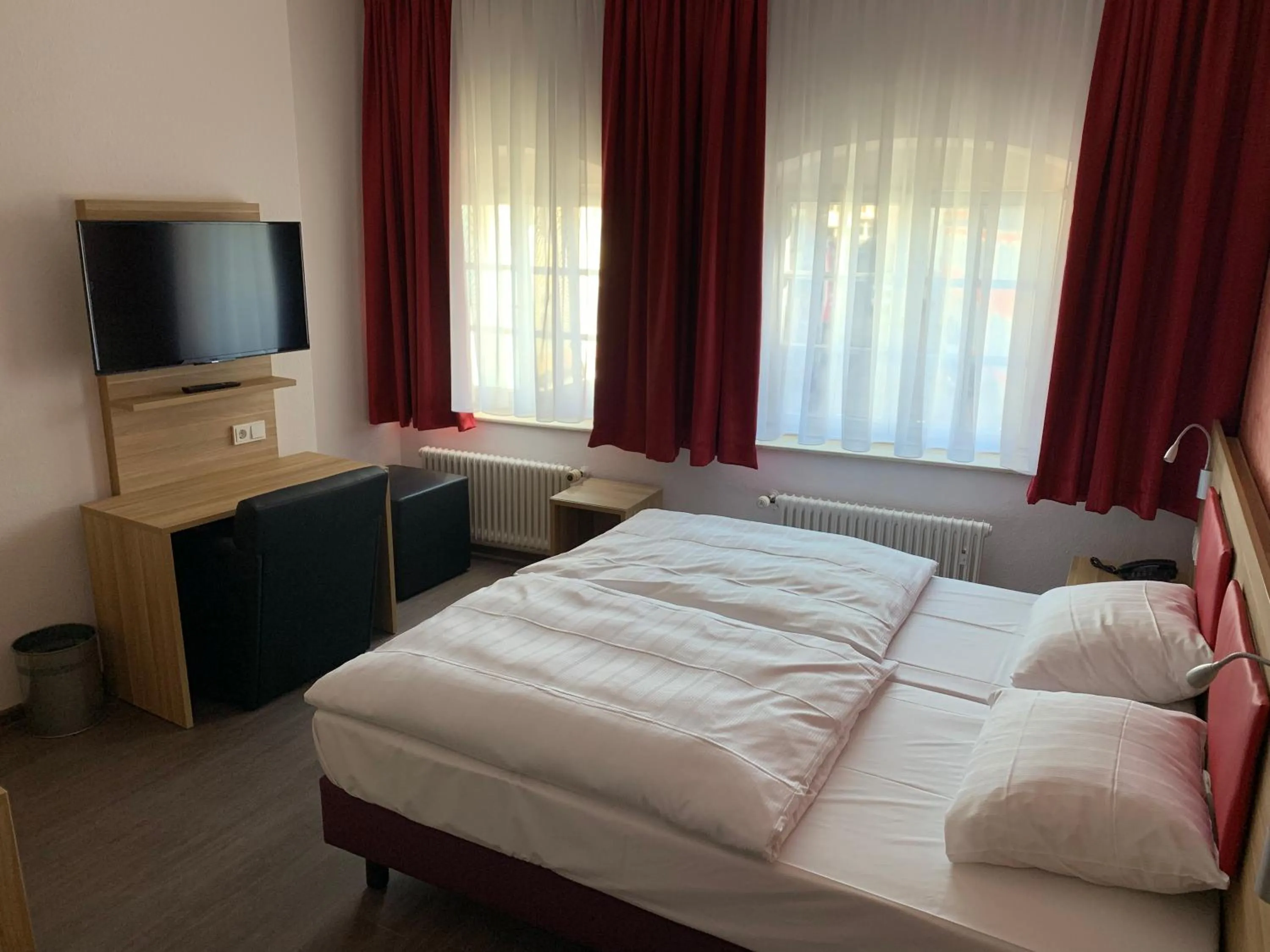 Photo of the whole room, Bed in Hotel Well Garni