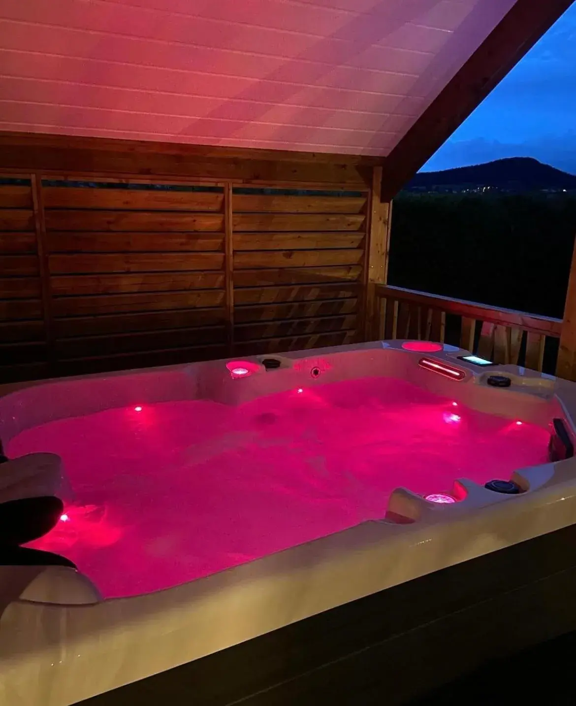 Suite with Hot Tub and Garden View in Domaine les 2 Mondes Suite with Hot Tub and Garden View in Domaine les 2 Mondes