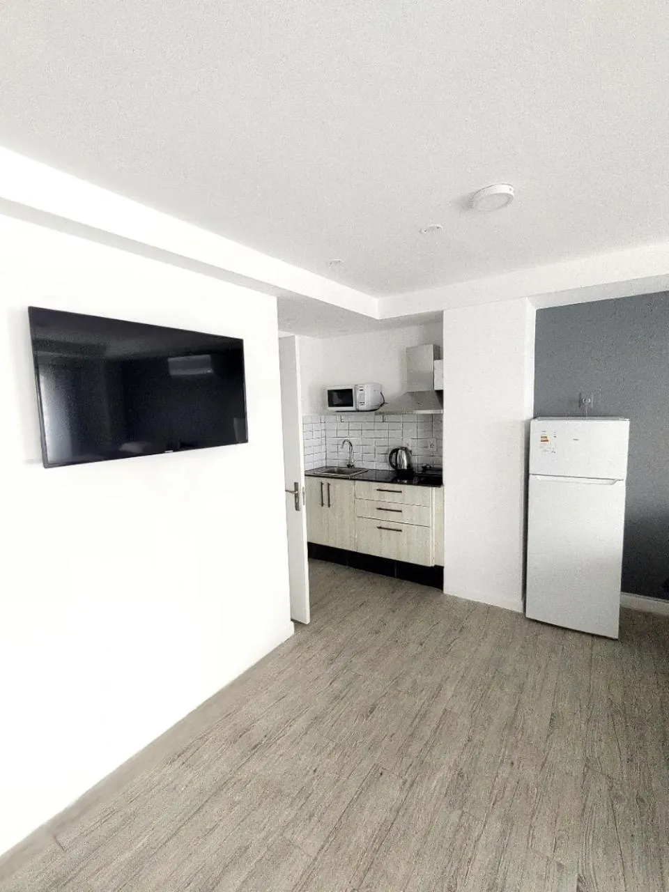 TV and multimedia in Quijano Hotel - Aparts & Suites