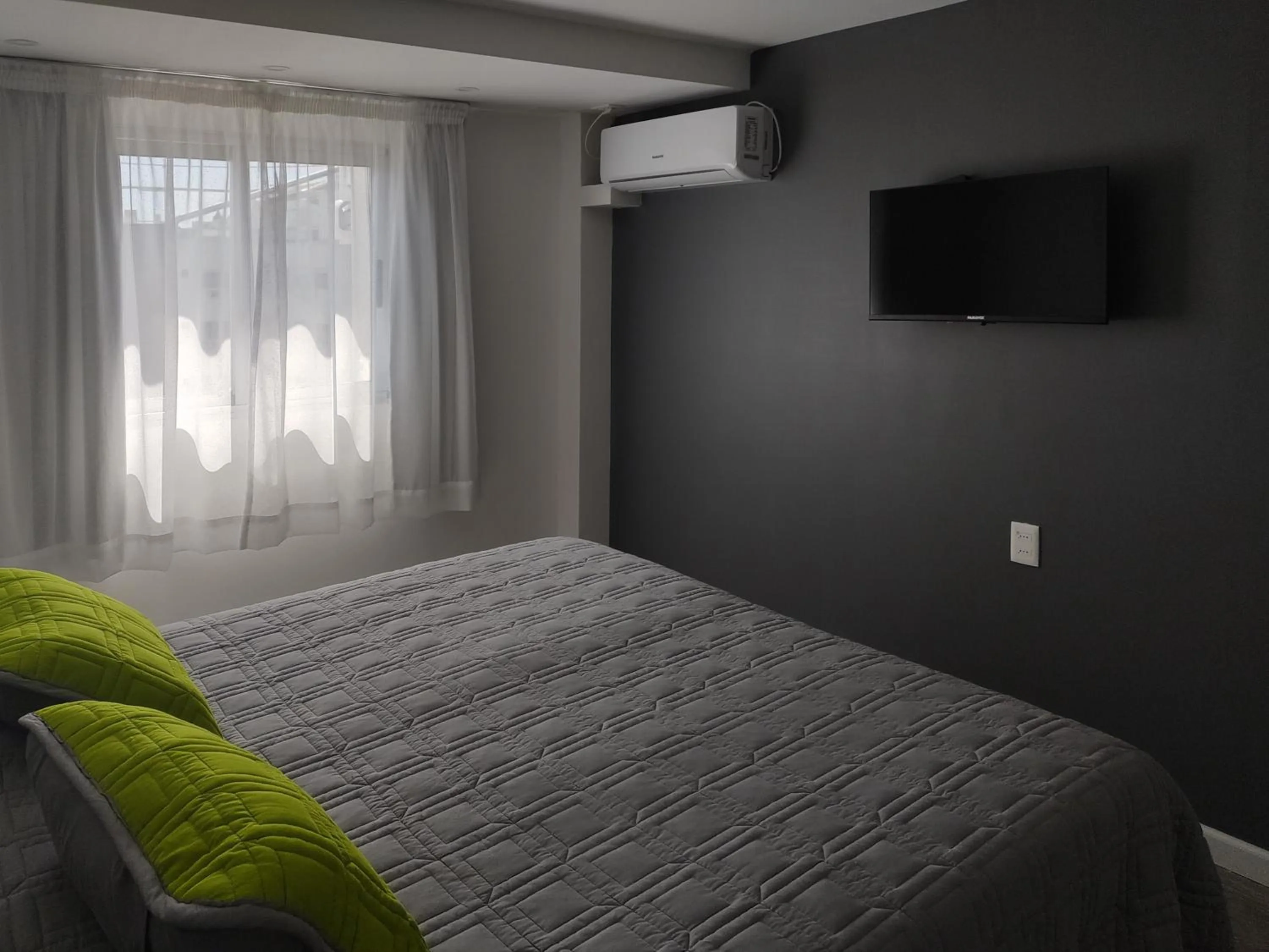 Photo of the whole room, Bed in Quijano Hotel - Aparts & Suites