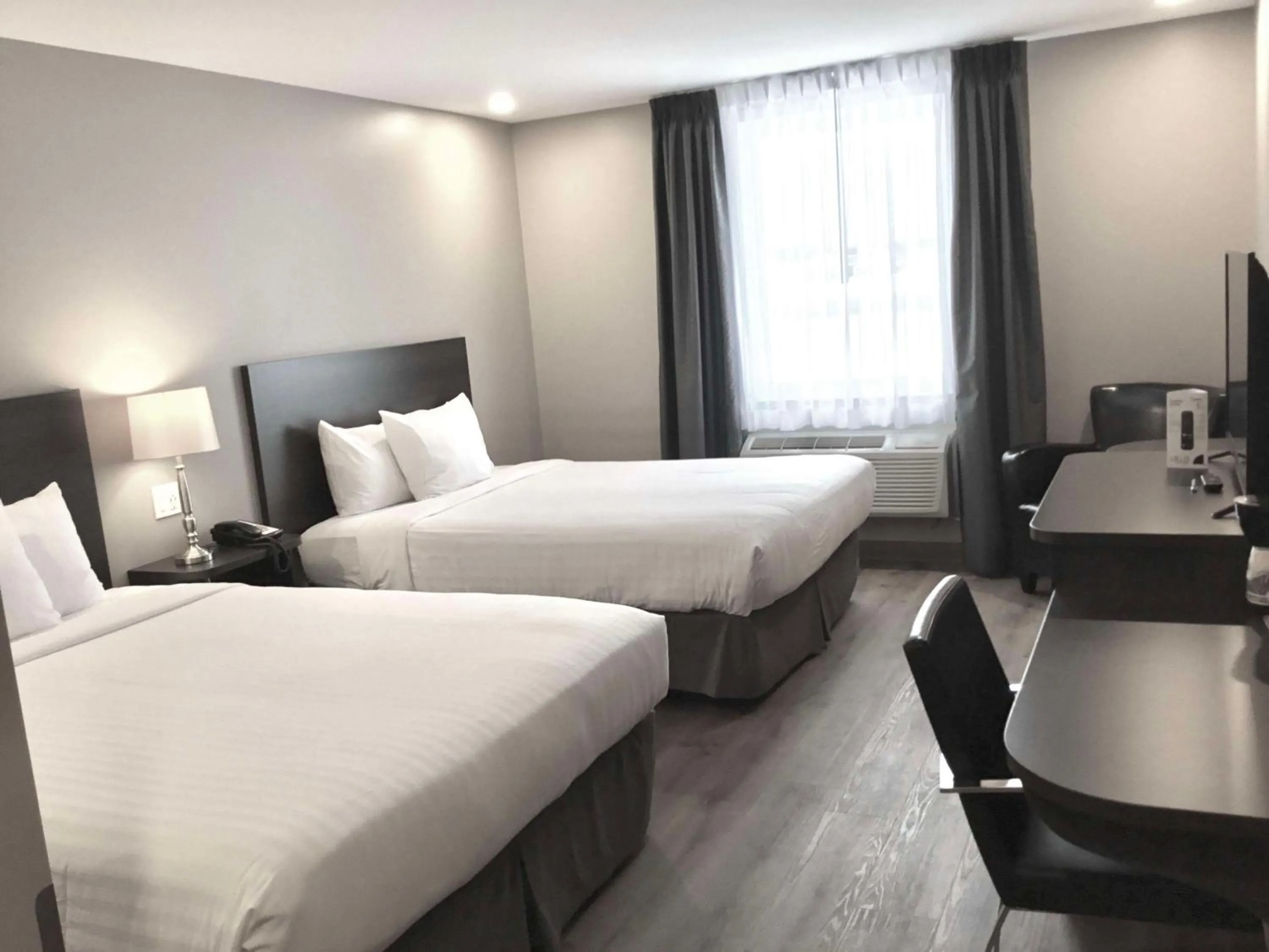 Bedroom, Bed in Villa Inn & Suites - SureStay Collection by Best Western